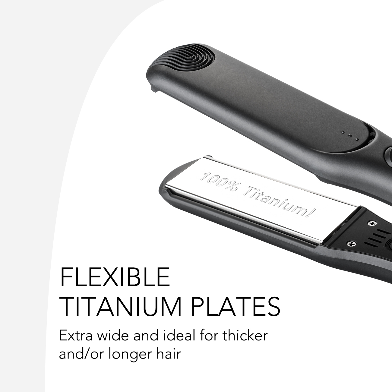 Ein schwarzes Glätteisen mit Titanplatten. Text: 100% Titan! und FLEXIBLE TITANPLATTEN.