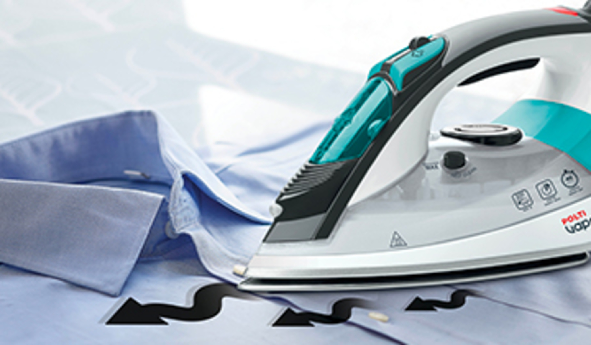 Żelazko prasujące niebieską koszulę ze strzałkami pary.