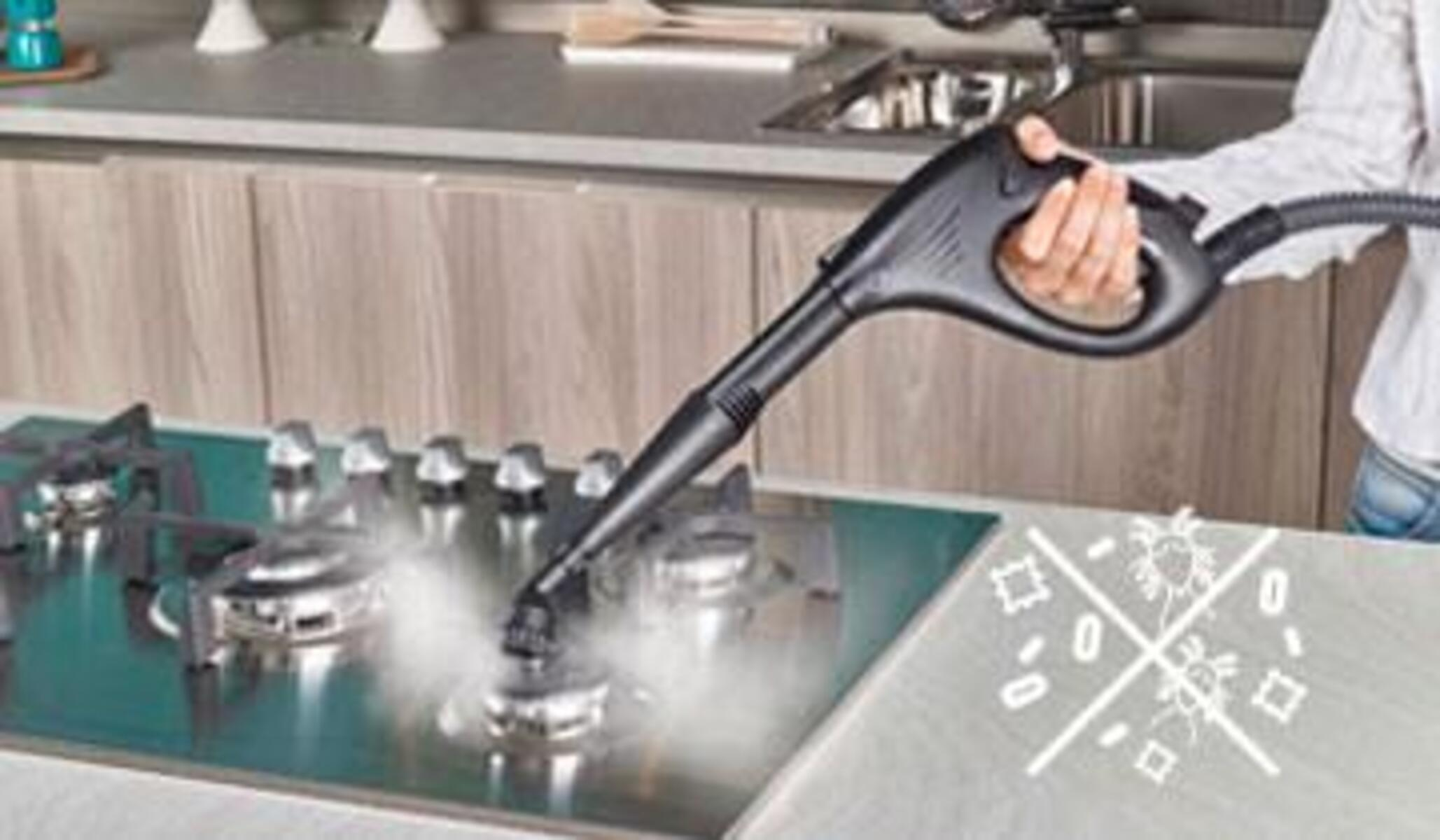 Osoba czyszcząca kuchenkę parownicą w nowoczesnej kuchni.