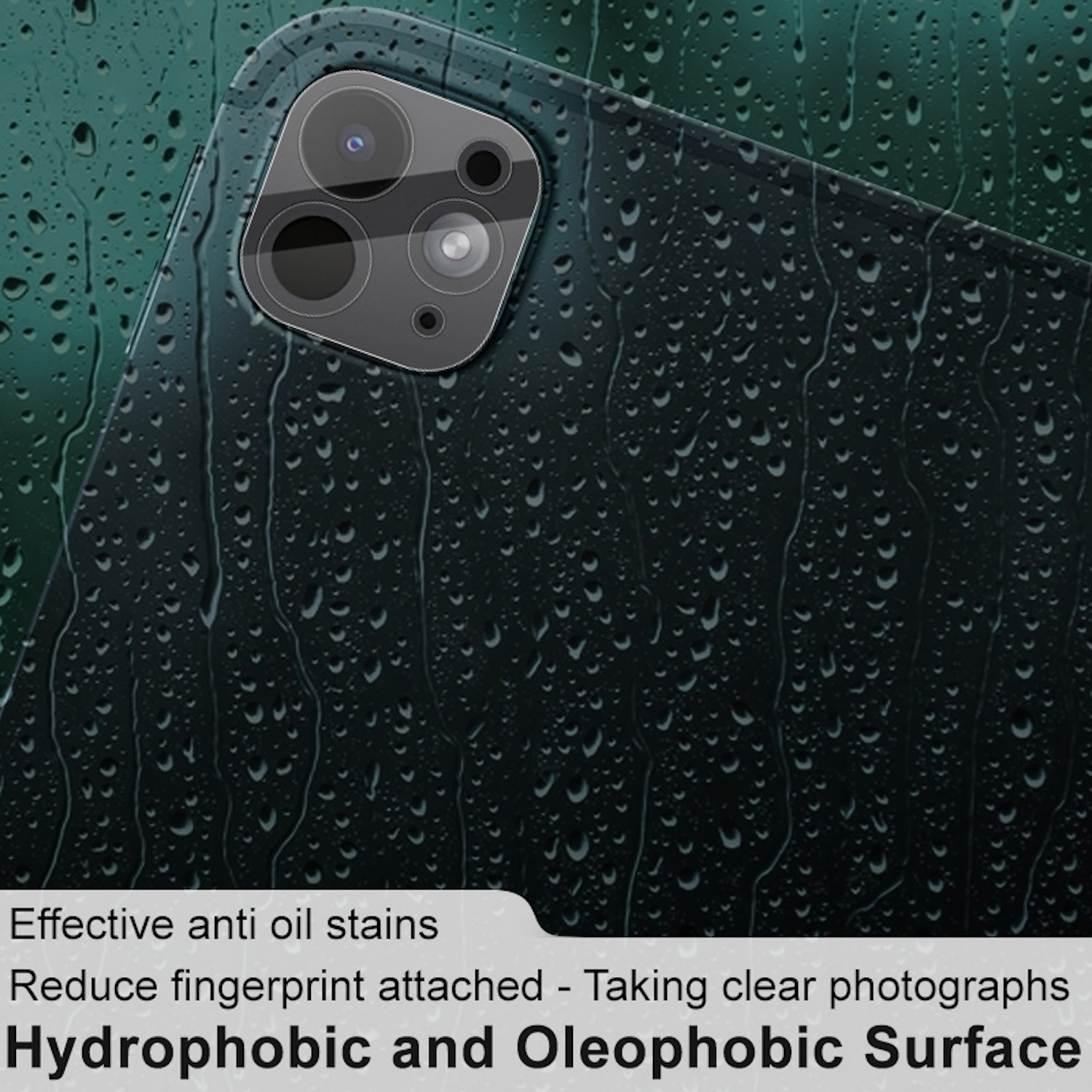 Primo piano di un telefono con proteggi-lente applicato, che mostra goccioline d'acqua. Testo: Superficie idrofobica e oleofobica.