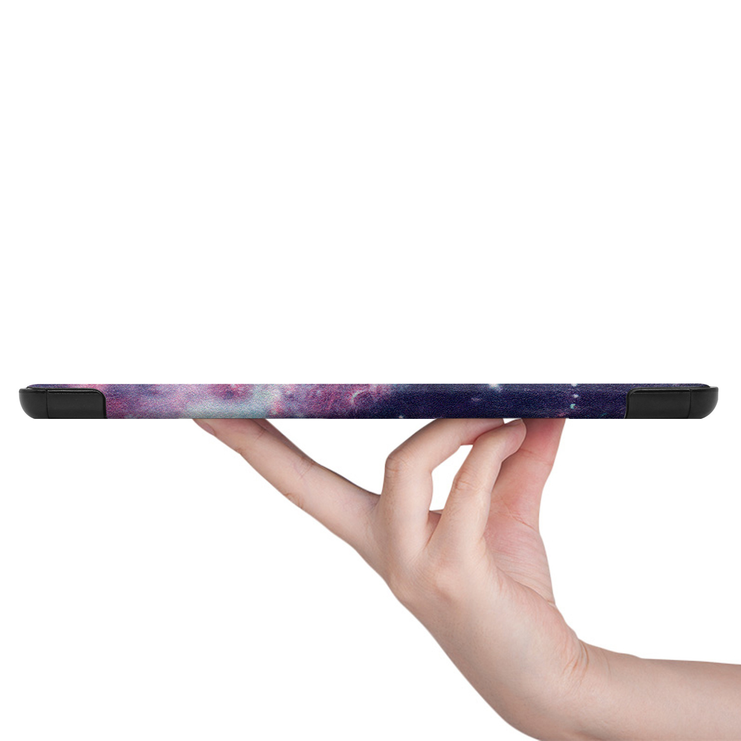 Hand die tablet vasthoudt. De tablet is gekleurd. De achterkant heeft een galaxy-ontwerp.