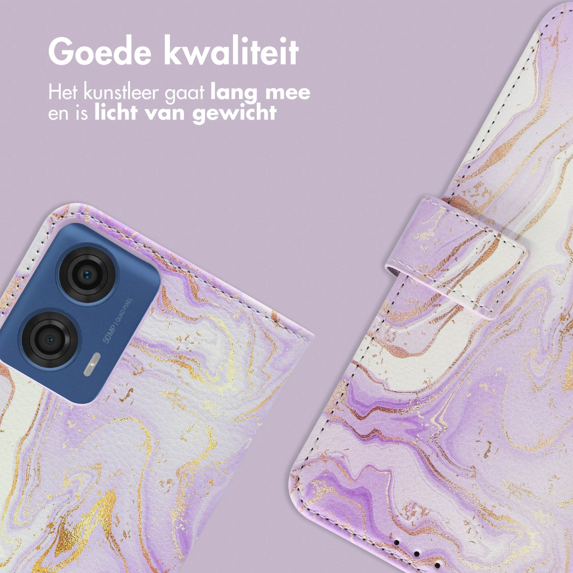 Close-up van een telefoonhoesje met een marmerontwerp, naast een opgevouwen telefoonhoesje. Lichtpaarse achtergrond.
