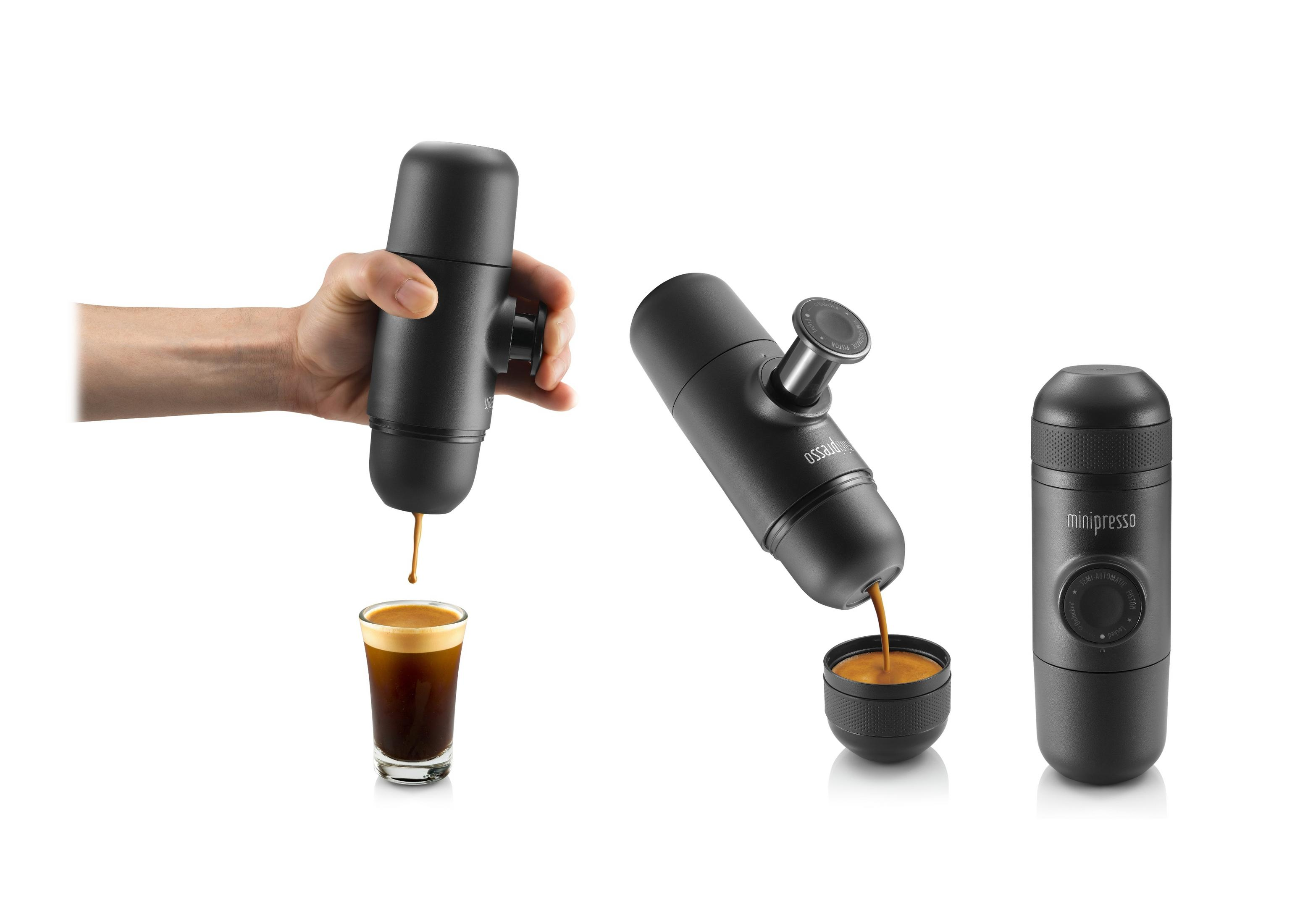 Drei Bilder eines schwarzen tragbaren Espressomaschinen, die Kaffee in ein Glas ausgibt.
