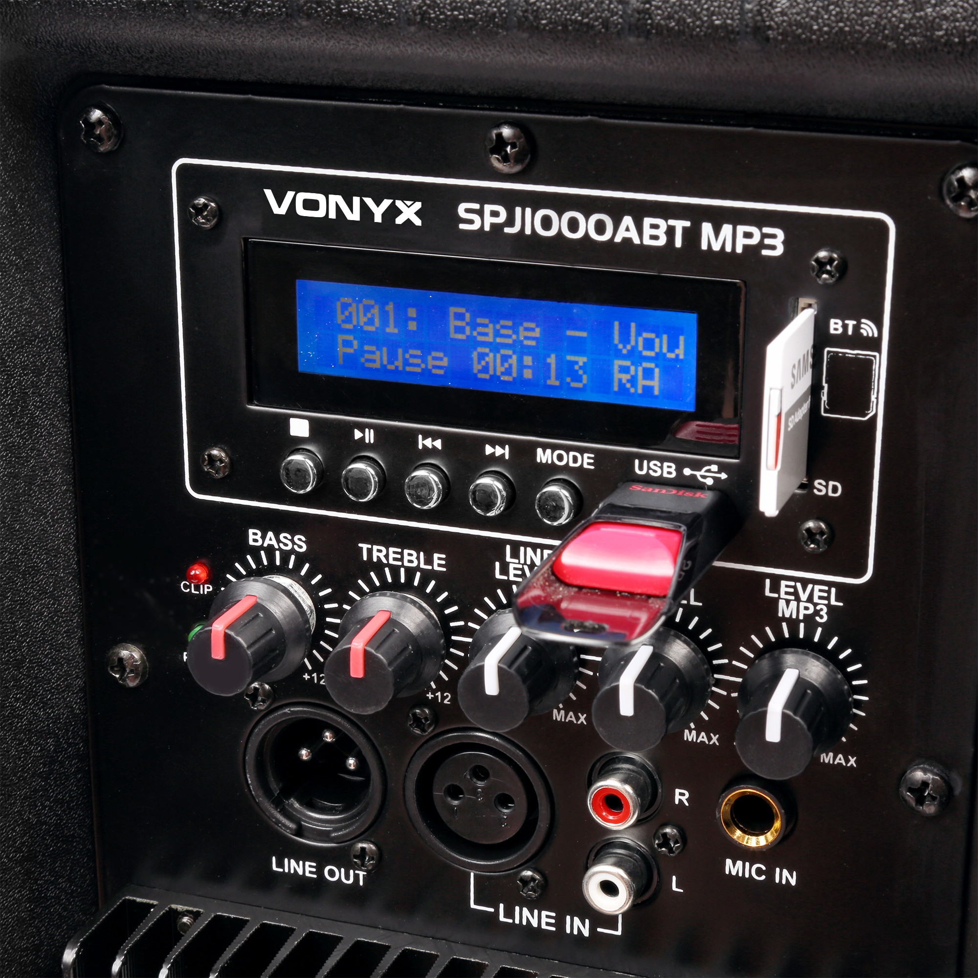 Close-up van een zwart audiopaneel. Het heeft knoppen, een USB-poort en een scherm met tekst.