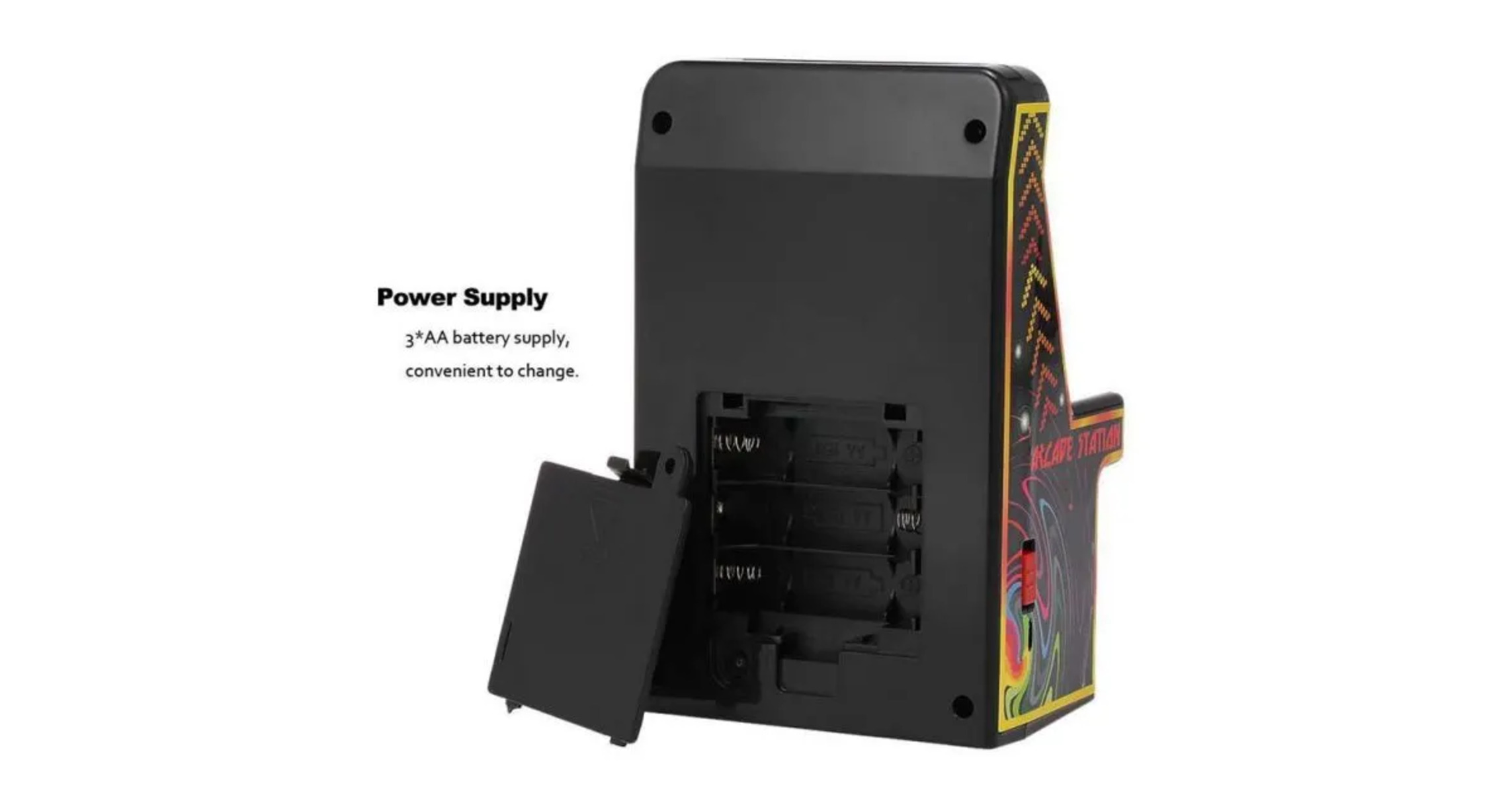 Parte trasera de una mini máquina recreativa negra. Compartimento de batería abierto, tres pilas AA.