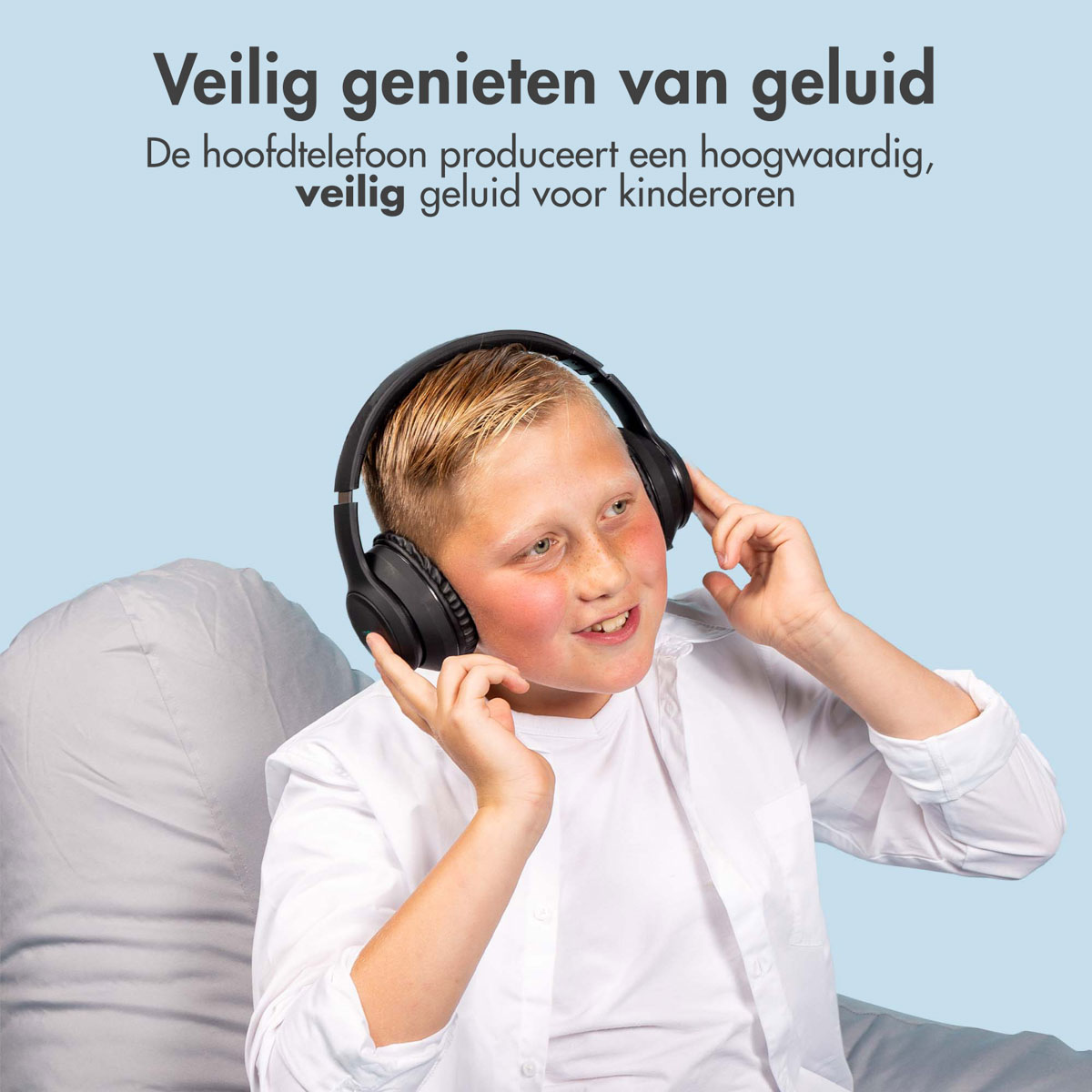 Jongen met een koptelefoon. De koptelefoon is zwart en de achtergrond lichtblauw.