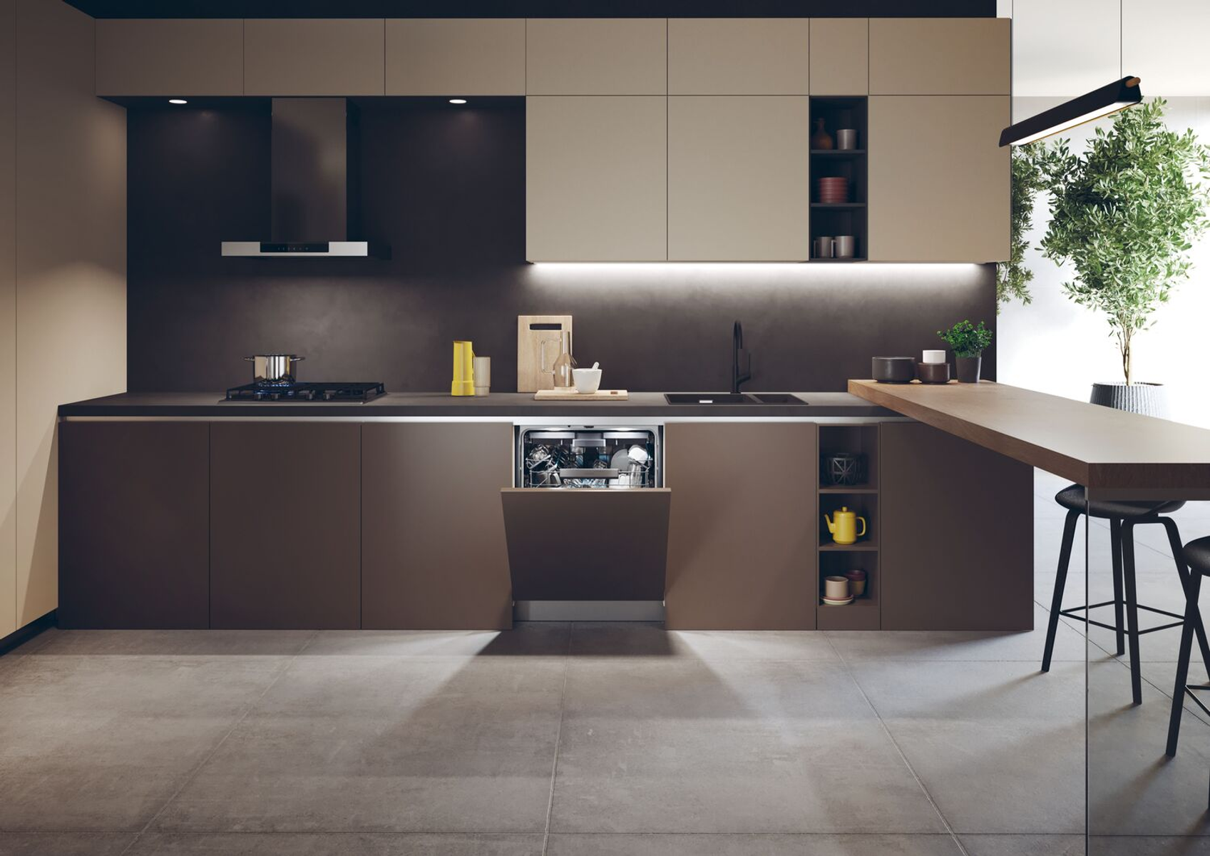 Cocina moderna con lavavajillas abierto, armarios marrones, superiores beige y barra de madera.