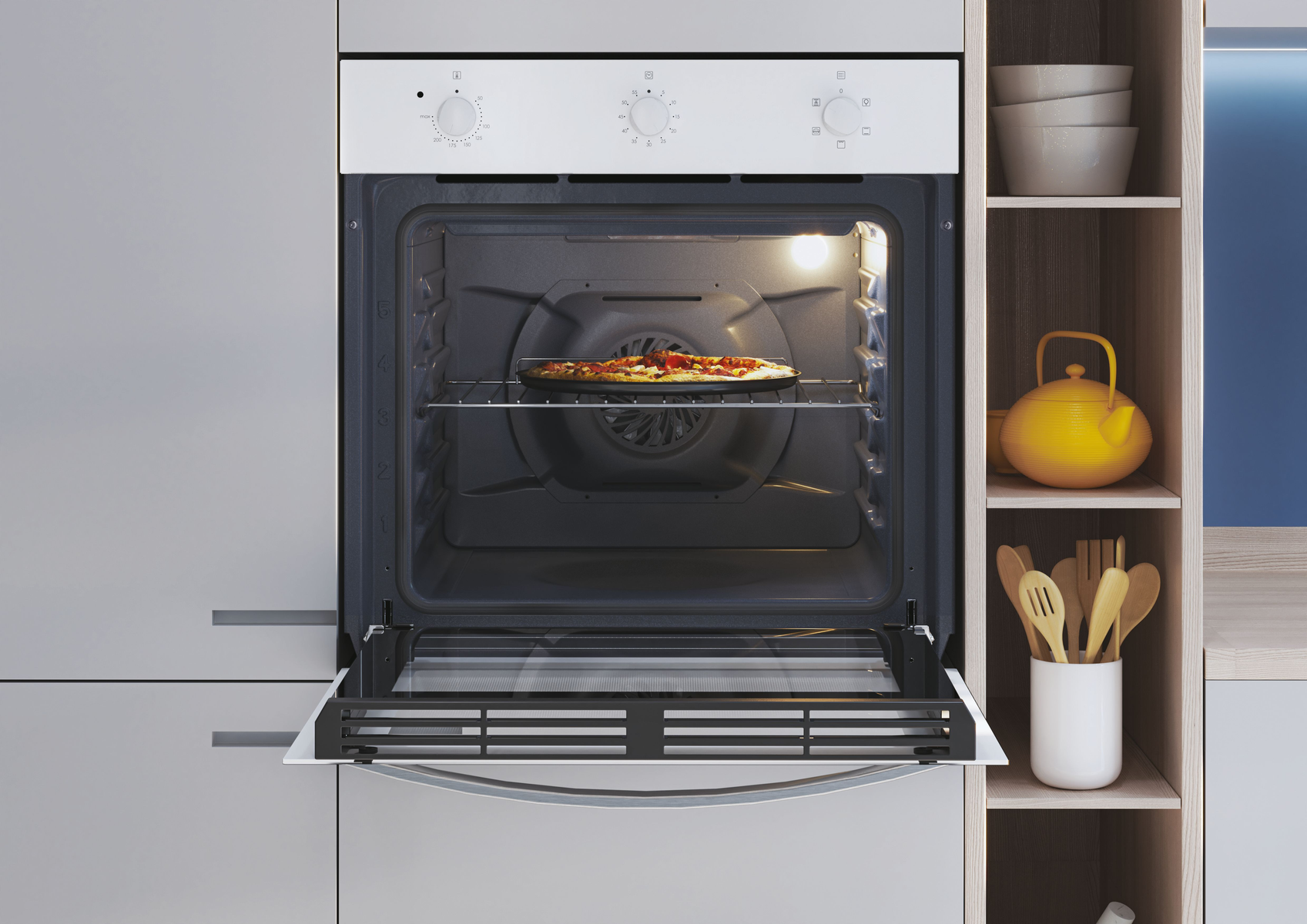 Forno con pizza dentro, porta aperta. Cucina con mensole e utensili.