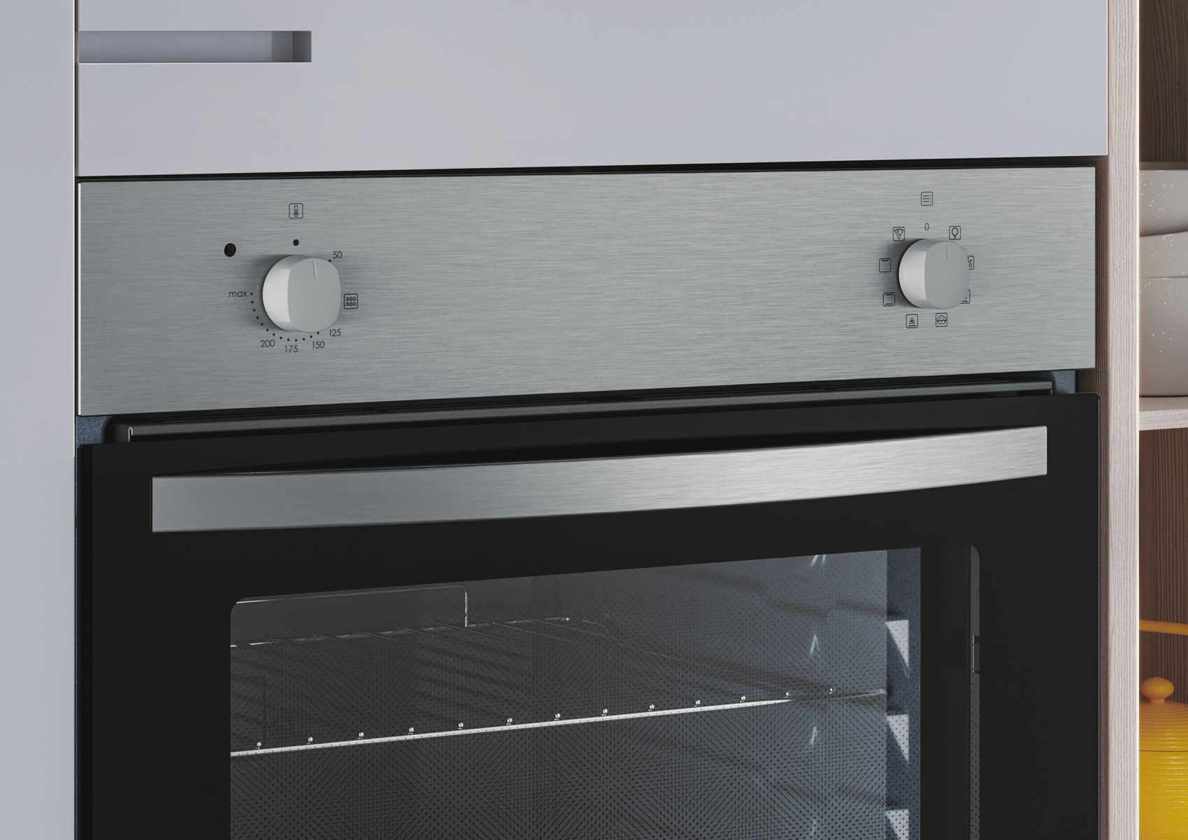 Primo piano del pannello di controllo di un forno in acciaio inox. Manopole ed etichette.