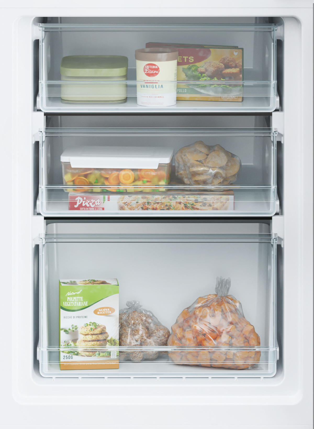 Compartimentos del congelador llenos de comida. Cajas y recipientes contienen alimentos congelados como verduras, pizza y postres.