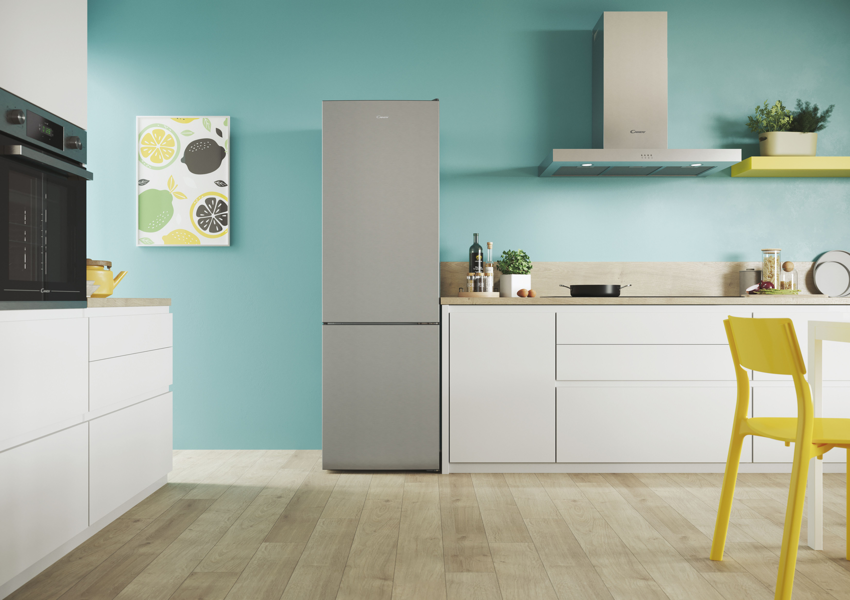 Escena de cocina con pared azul claro, refrigerador gris, gabinetes blancos y silla amarilla.