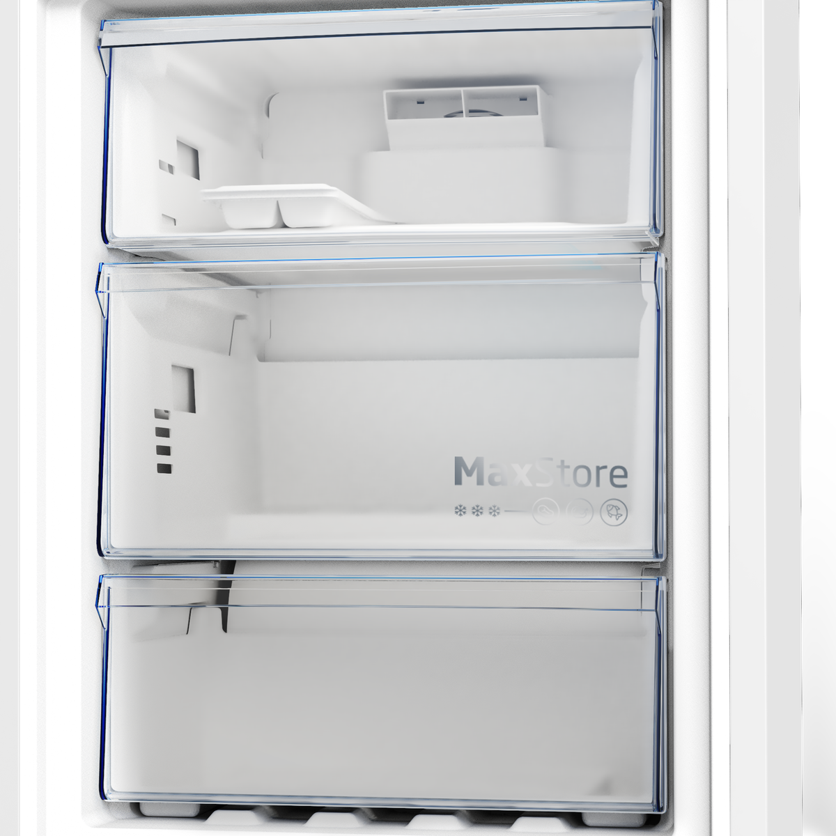Congelador blanco abierto con tres cajones transparentes. Etiquetas: MaxStore. Cajón superior con cubitera.