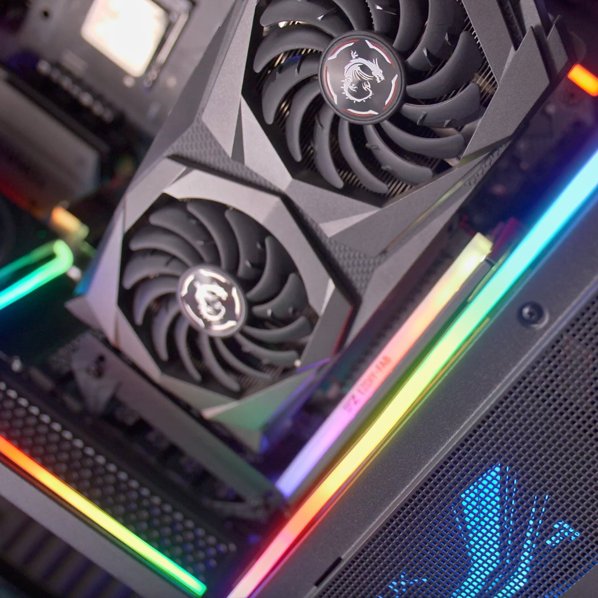 Componentes de computadora: GPU con ventiladores y luces RGB.