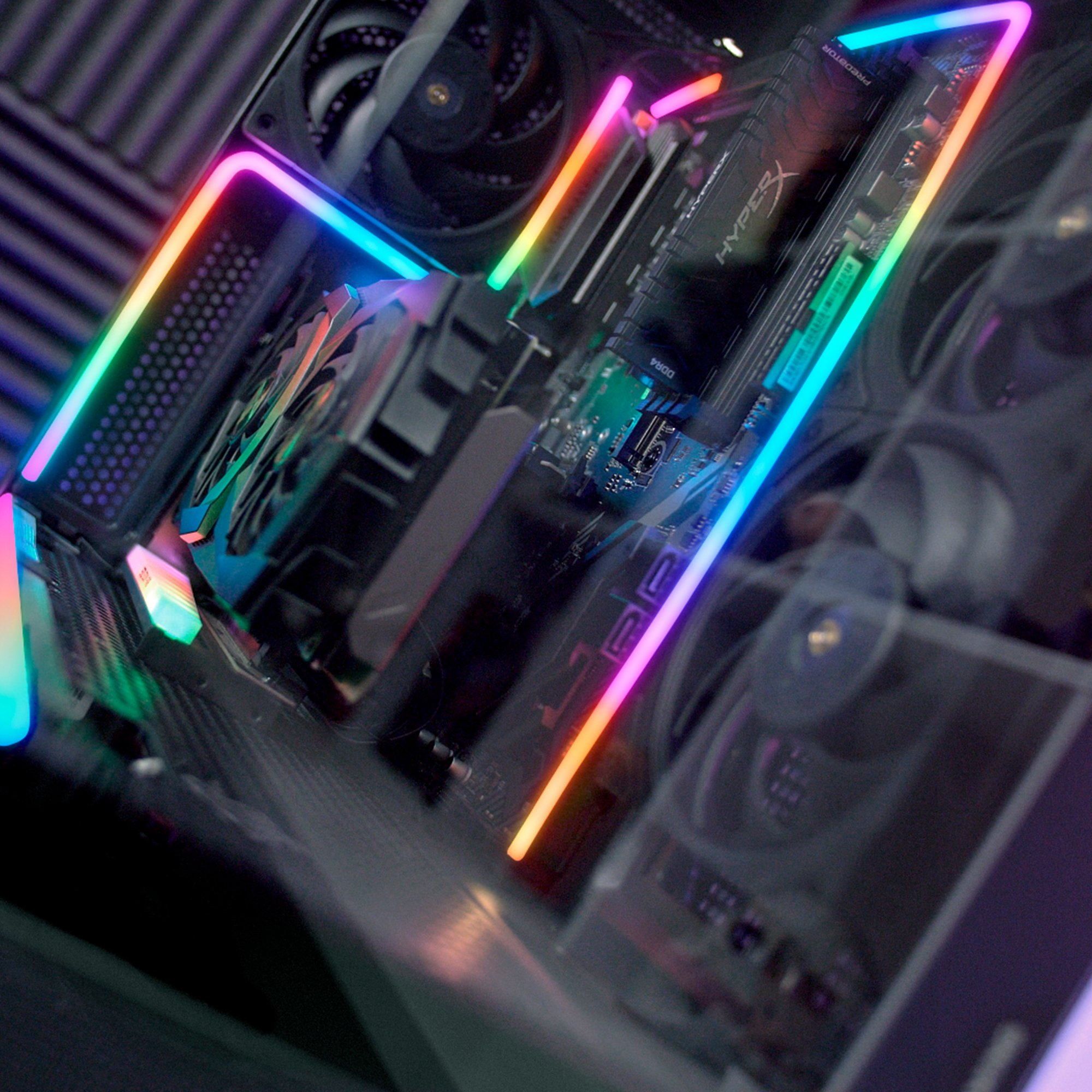 Vista de cerca de los componentes internos de una computadora. Luces LED multicolores iluminan.