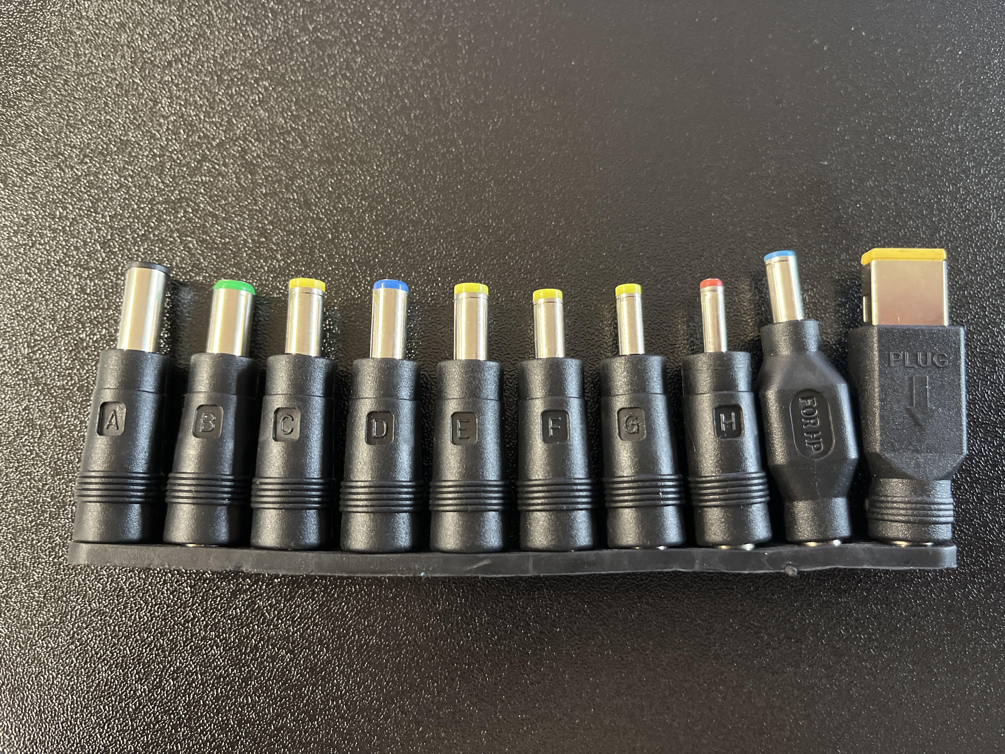 Conjunto de enchufes adaptadores de corriente CC con puntas de colores.