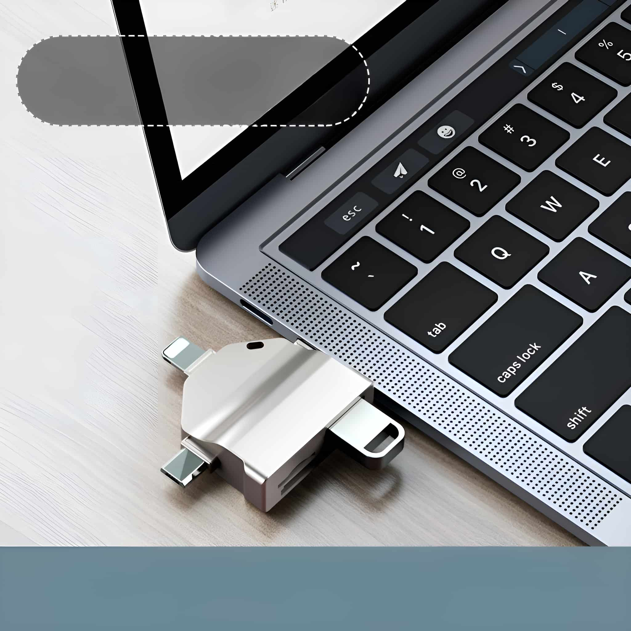 Silberner USB-Hub, der an einen Laptop angeschlossen ist. Es hat mehrere Anschlüsse. Die Tastatur ist sichtbar.