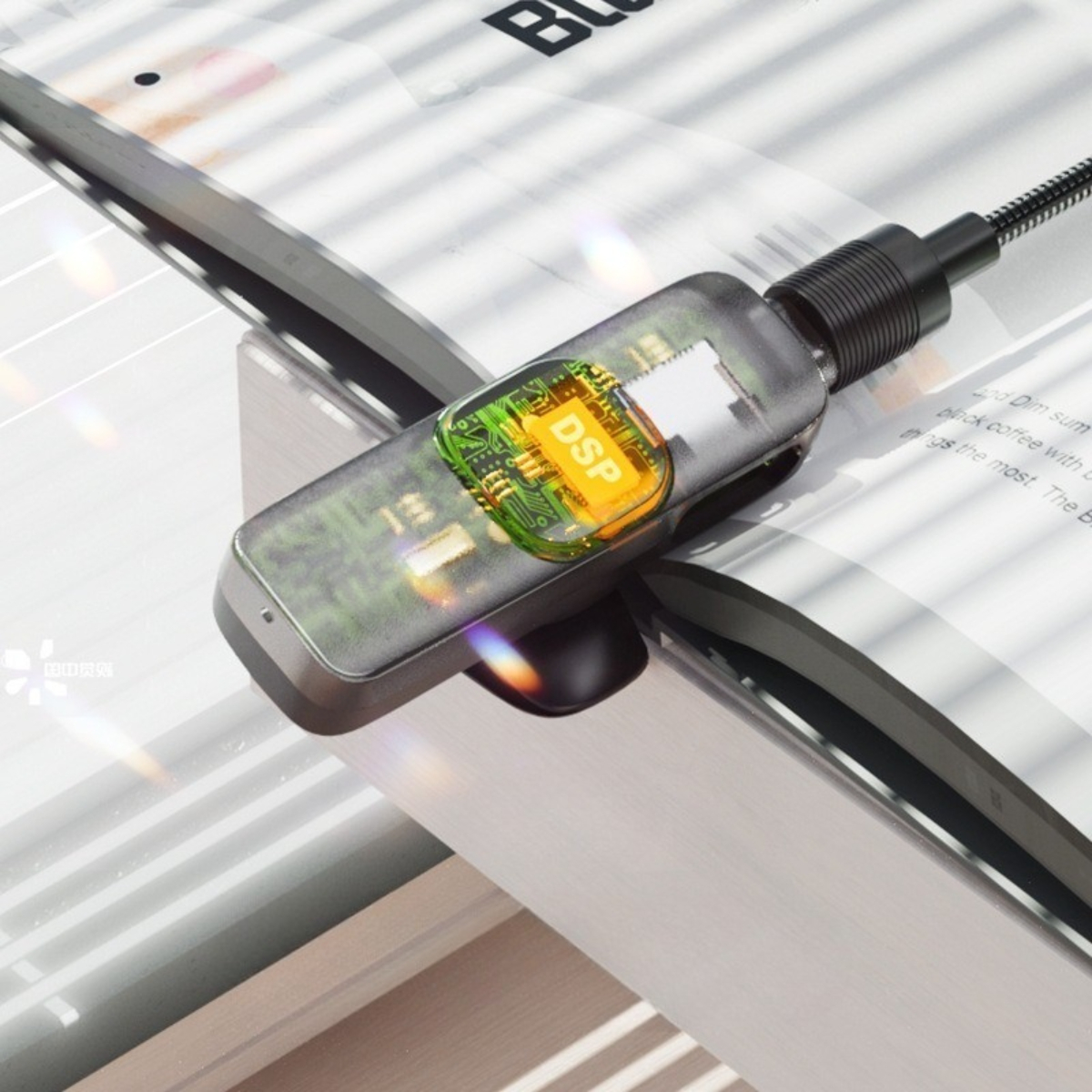 Nahaufnahme einer Leselampe mit DSP-Chip, positioniert über einem offenen Buch.