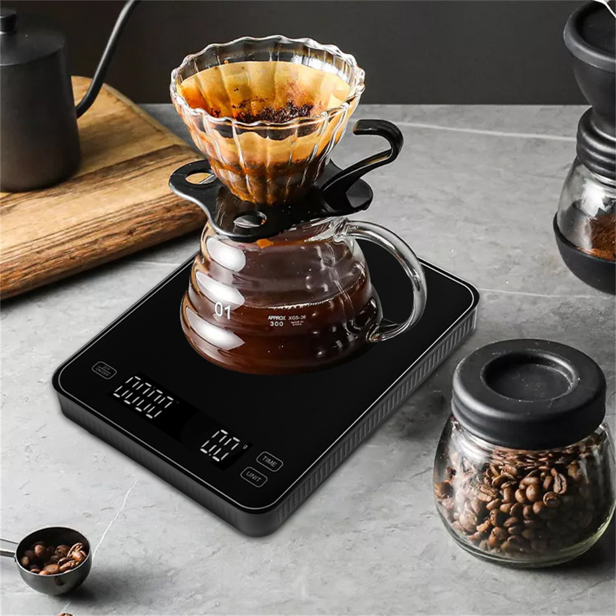 Kaffeezubereitung auf einer Waage. Eine Glaskaraffe mit Kaffeezubereitung.
