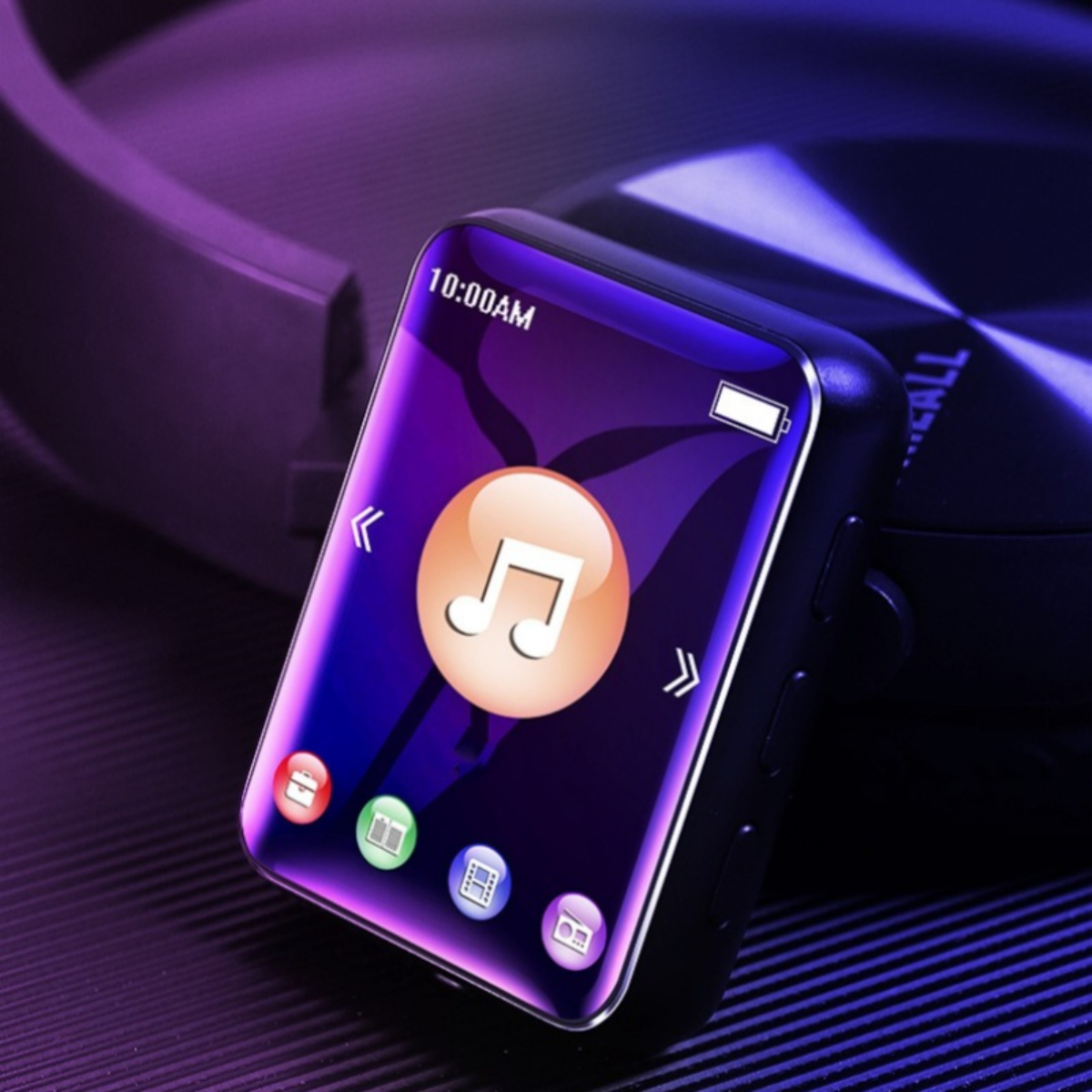 Schwarz-violetter Musikplayer mit Bildschirm, der ein Notensymbol und Batterie anzeigt. Kopfhörer im Hintergrund.