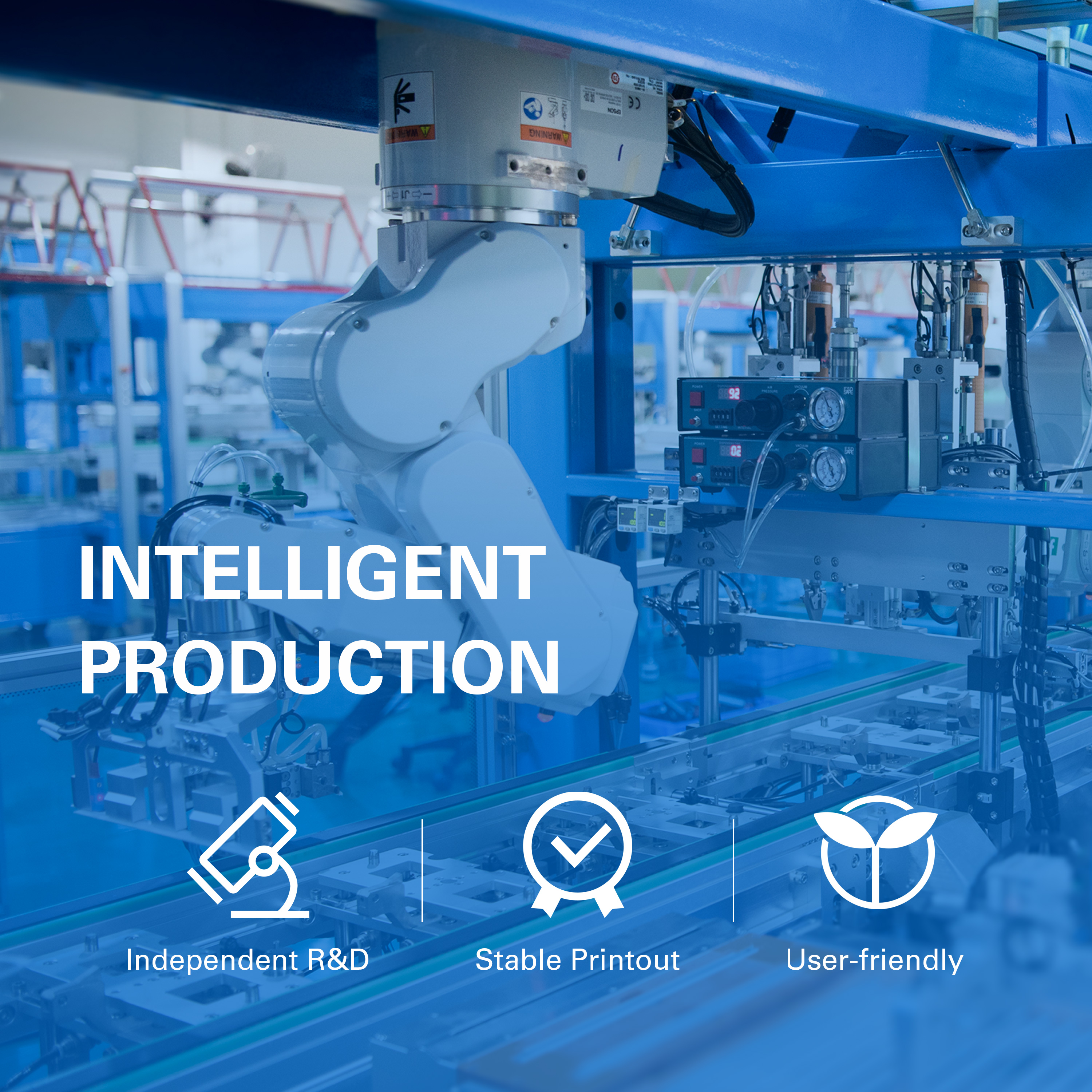 Roboterarme in einer blauen Fabrikumgebung, mit Text-Overlay: Intelligente Produktion, F&E, Stabiler Ausdruck.