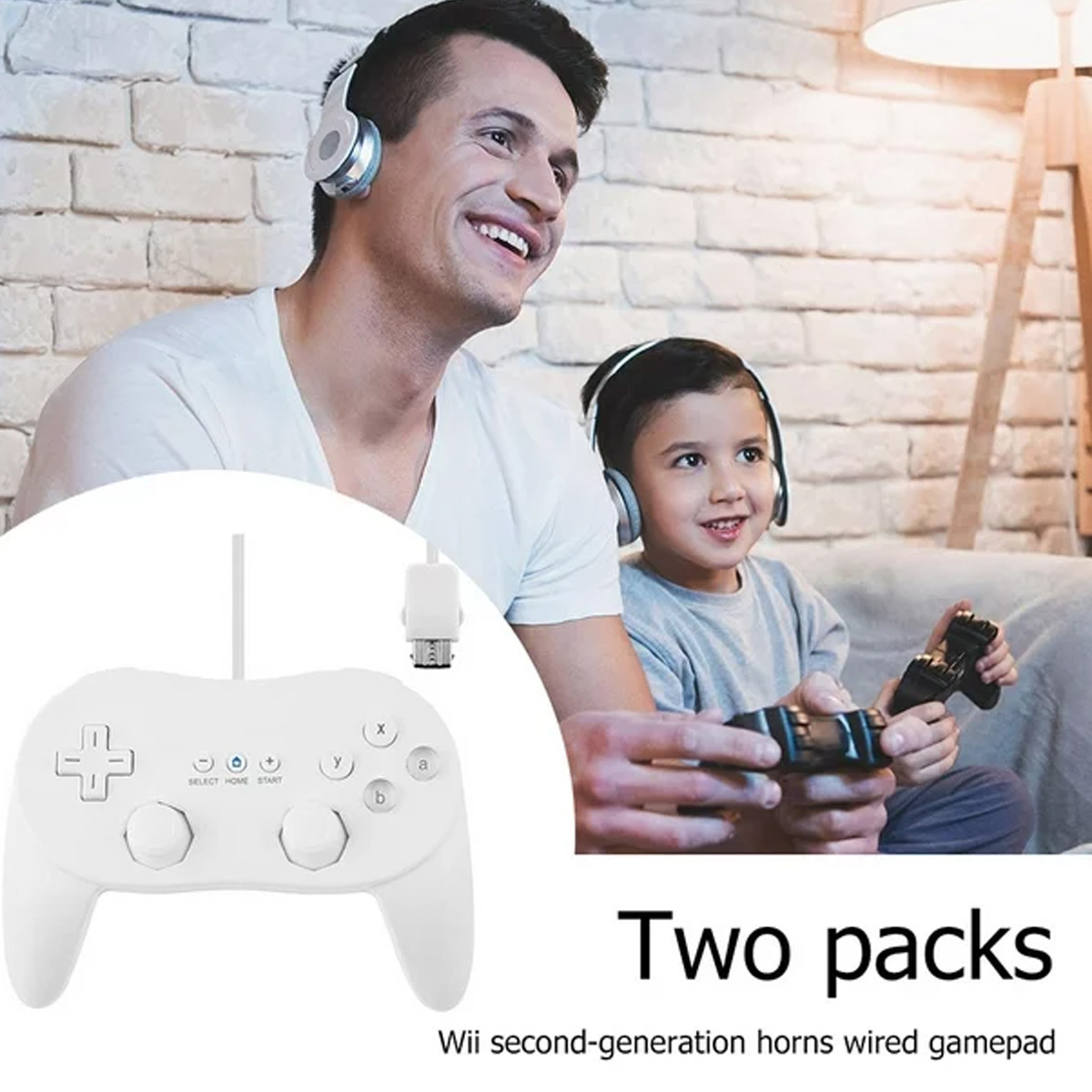 Zwei Personen mit Kopfhörern spielen Spiele mit einem weißen kabelgebundenen Gamepad. Zwei Packungen.