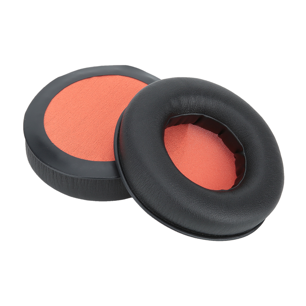 Zwei schwarze Kopfhörer-Ohrpolster mit orangefarbenem Mesh. Sie sind auf weißem Hintergrund platziert.