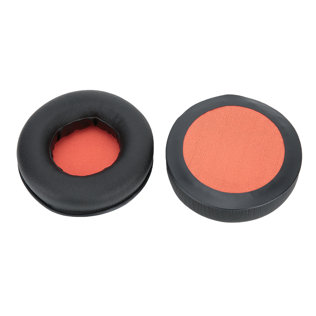 Zwei schwarze Ohrpolster. Eines ist ganz, ein anderes ist geöffnet, um das Orange im Inneren zu zeigen.
