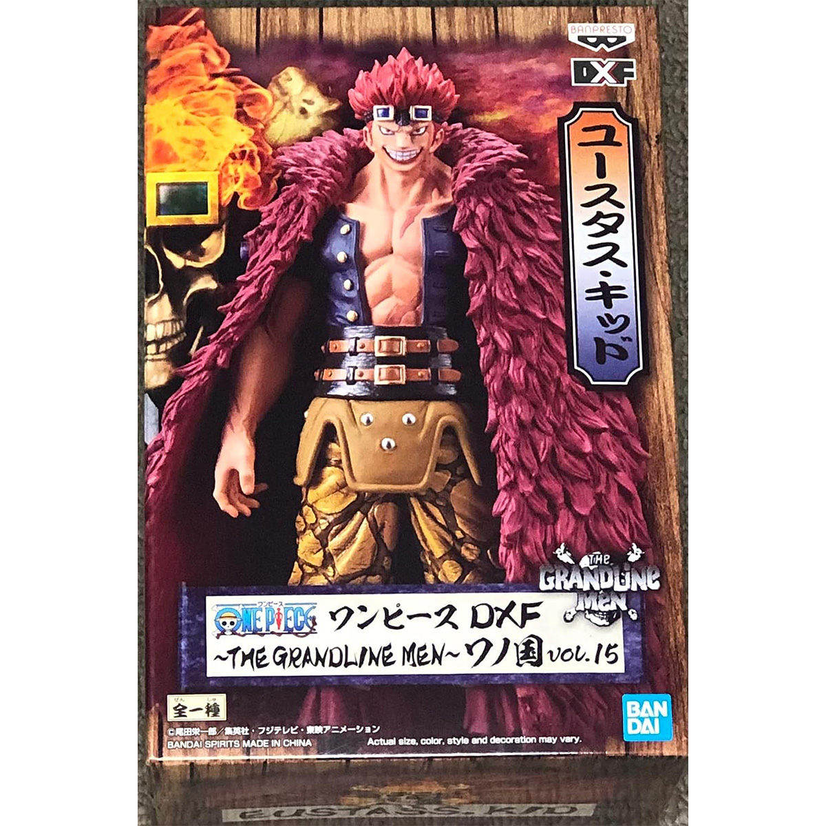 Eine One Piece-Figur in einer Box. Die Figur ist ein rothaariger Mann mit Sonnenbrille und Pelzmantel.
