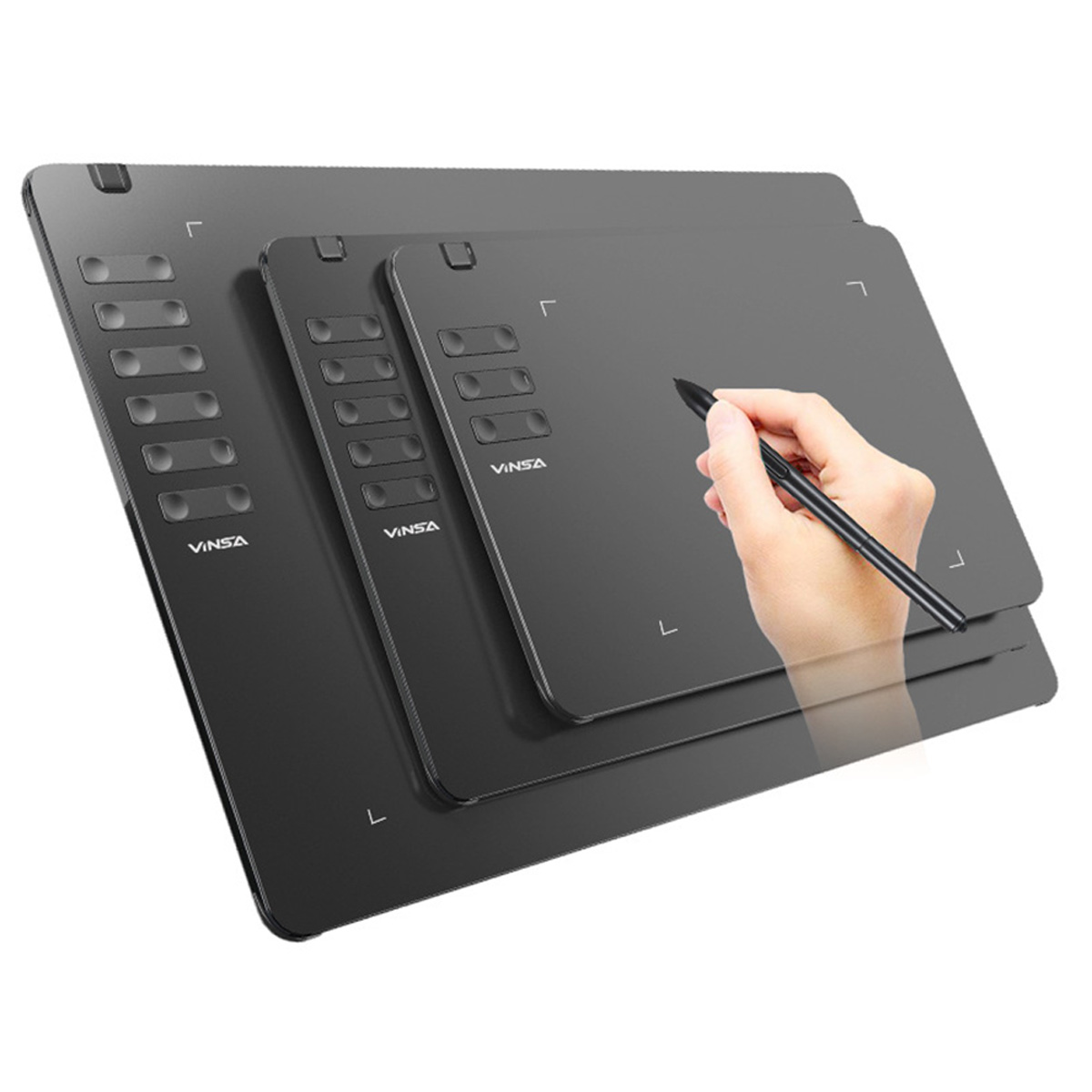 Schwarze Zeichentabletts in verschiedenen Größen mit einem Stift in der Hand einer Person.