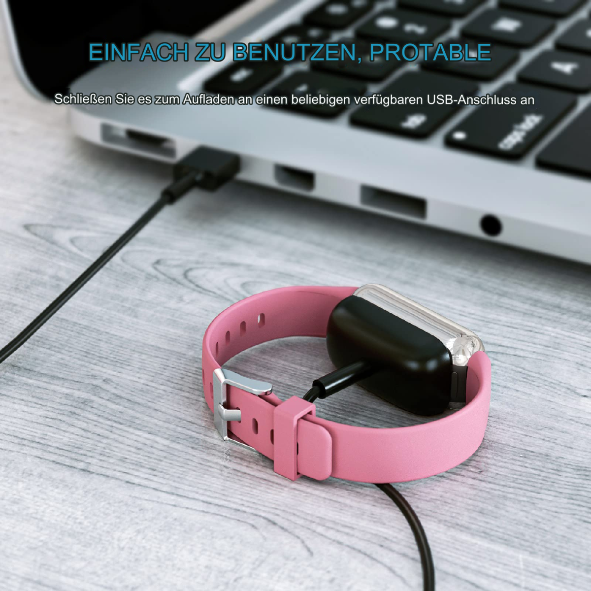 Eine rosa Smartwatch, die auf einem Schreibtisch aufgeladen wird. Das Kabel ist an einen Laptop angeschlossen.