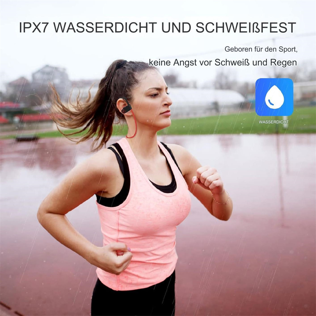 Eine Frau rennt draußen mit pinkem Top und roten Kopfhörern. Es regnet. Text lautet: 'IPX7 Wasserdicht'.