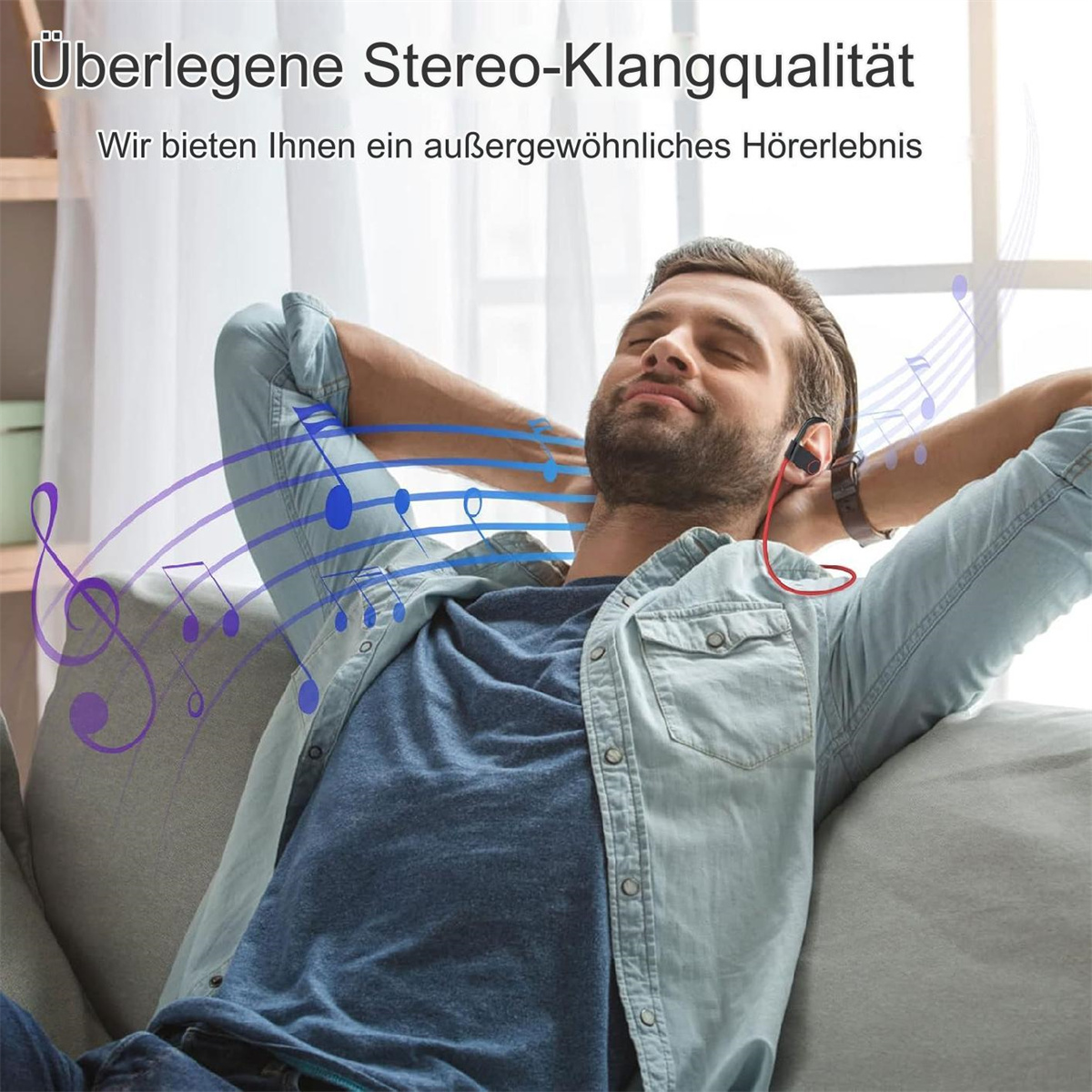 Ein Mann entspannt sich auf einem Sofa, trägt Kopfhörer und hört Musik mit blauem Noten-Overlay.