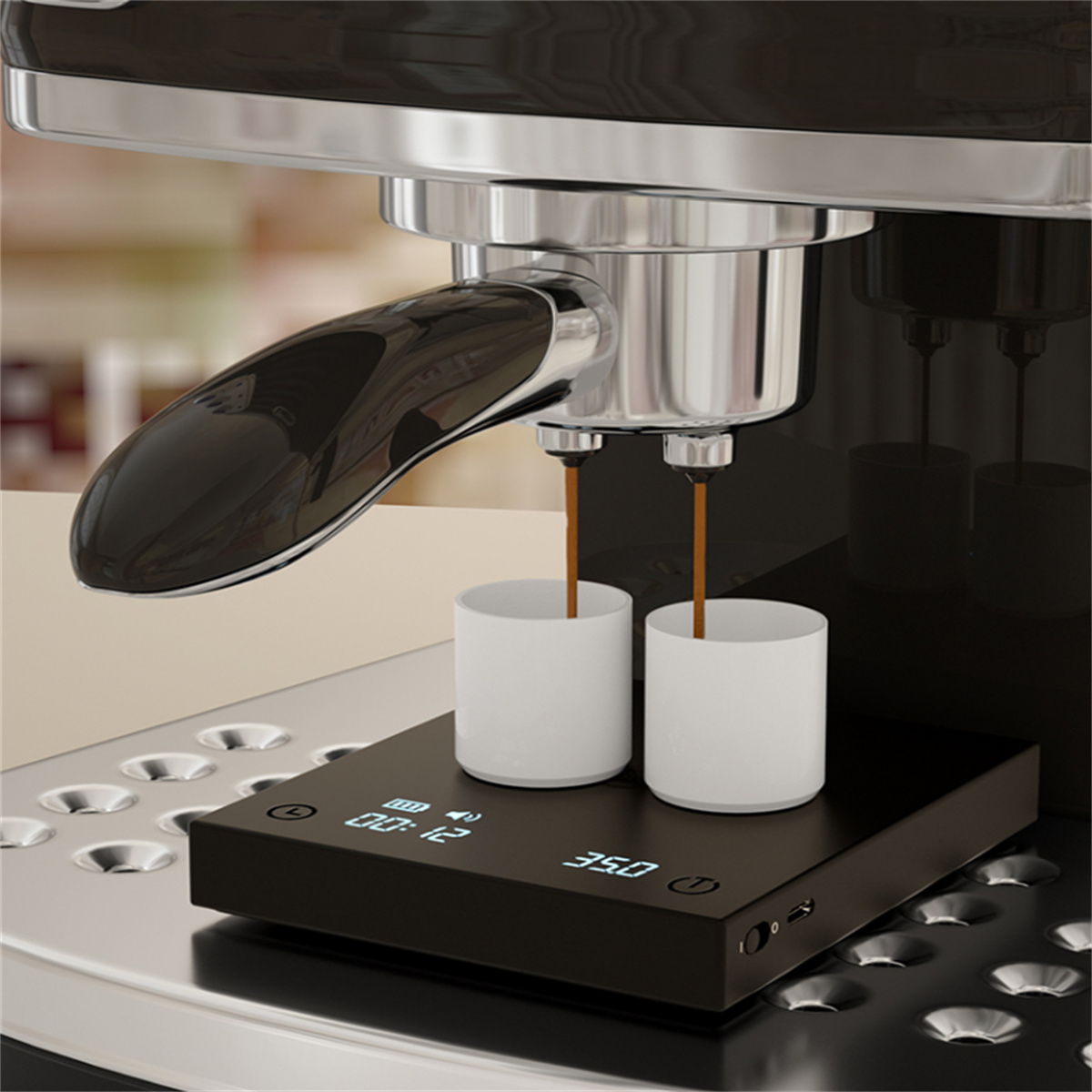 Espressomaschine mit zwei Tassen, die mit Kaffee gefüllt werden, mit Skala.