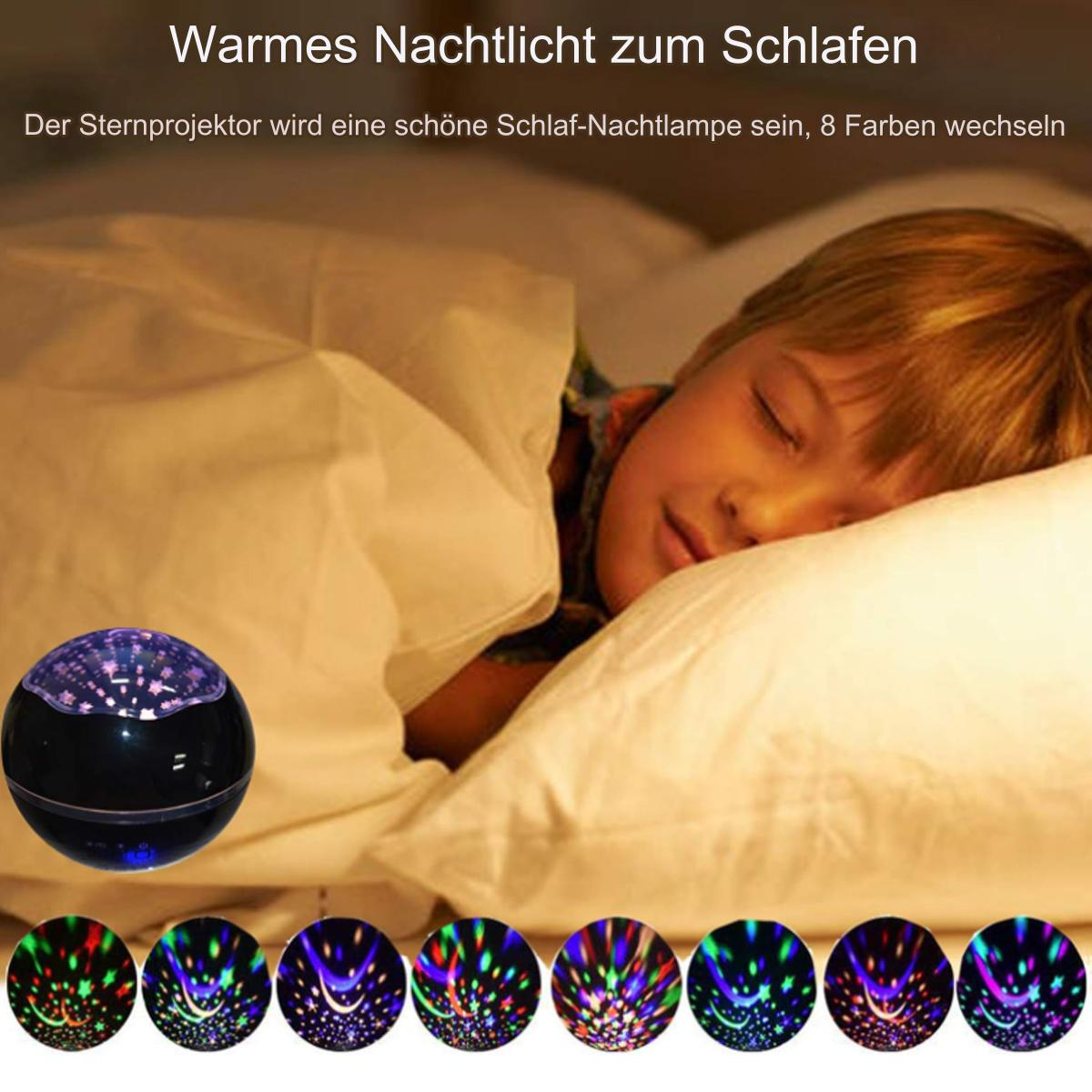 Ein Kind schläft unter einer Decke. Ein Sternprojektor und bunte Lichter sind im Bild.