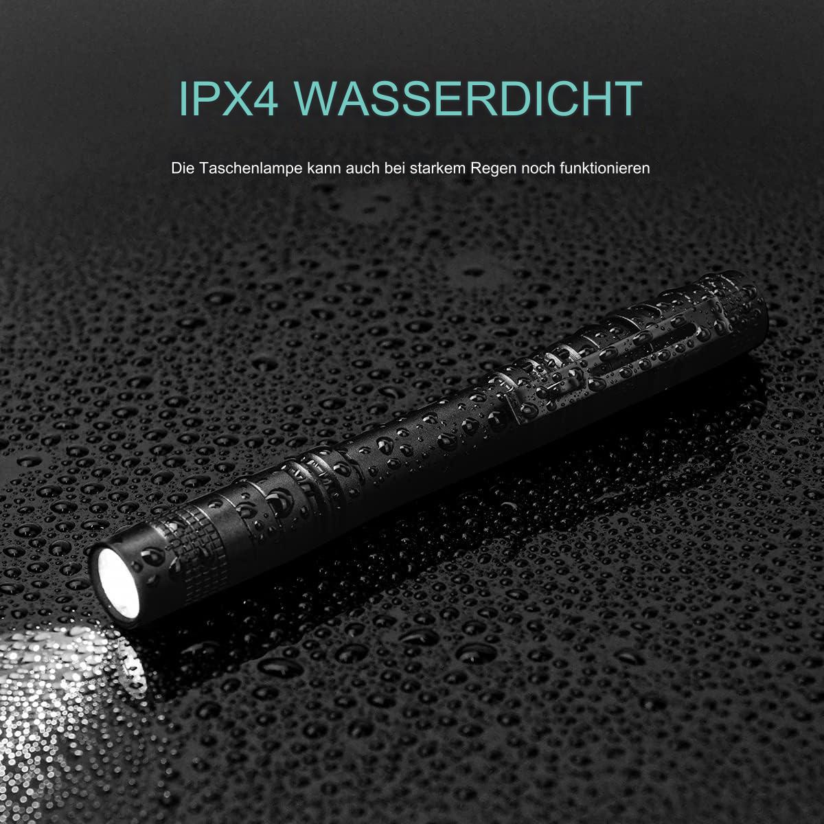 Eine schwarze, wasserdichte Taschenlampe mit Wassertropfen. Text: IPX4 wasserdicht.
