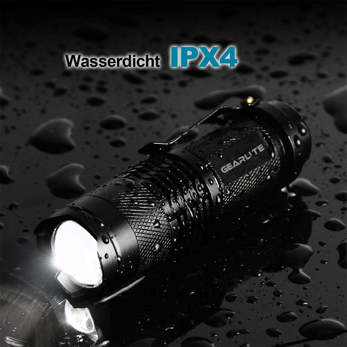 Schwarze Taschenlampe. Beleuchtet, mit Wassertropfen auf dunkler, nasser Oberfläche.
