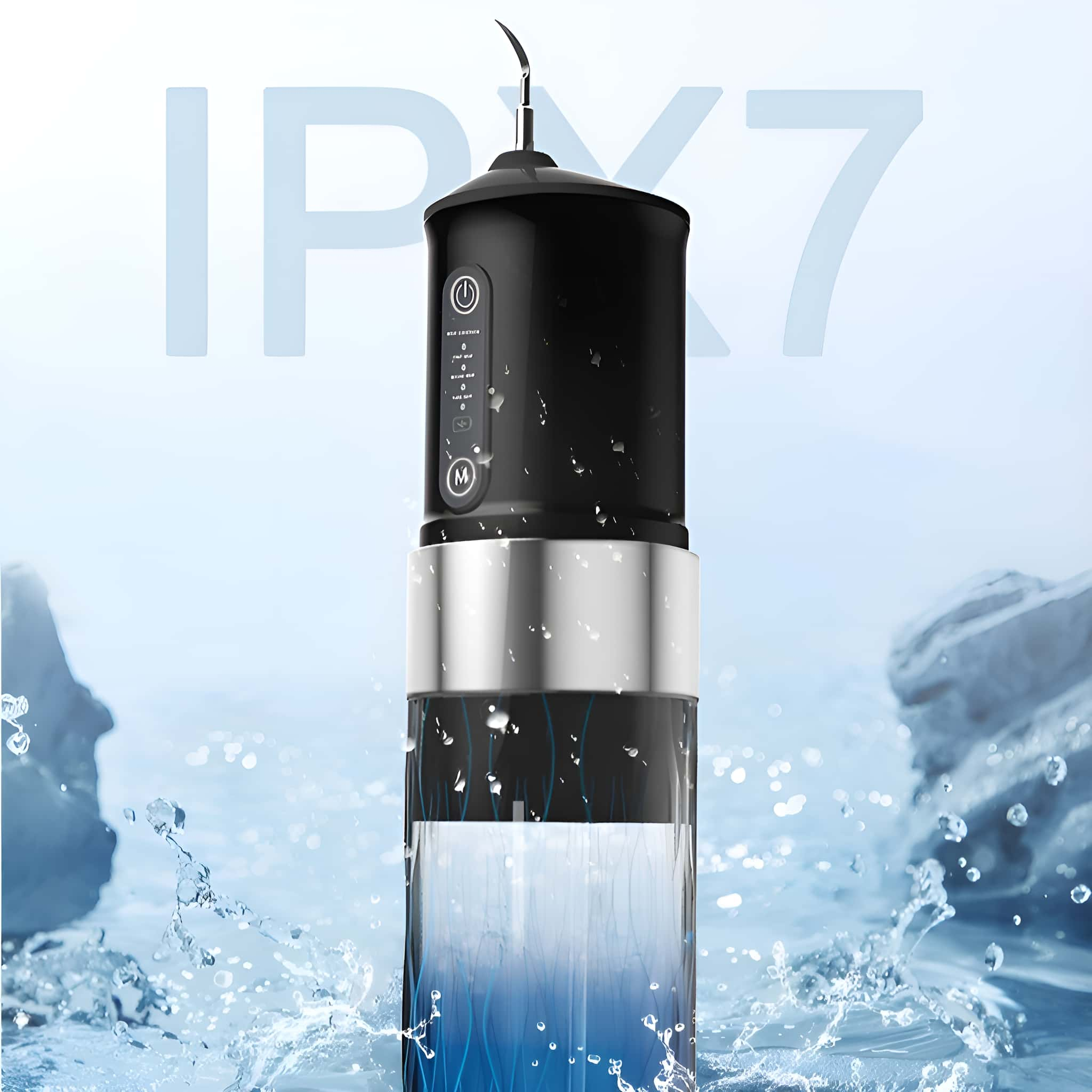 Schwarzer und silberner Wasserflosser auf blauem Wasserhintergrund. IPX7-Etikett ist sichtbar.