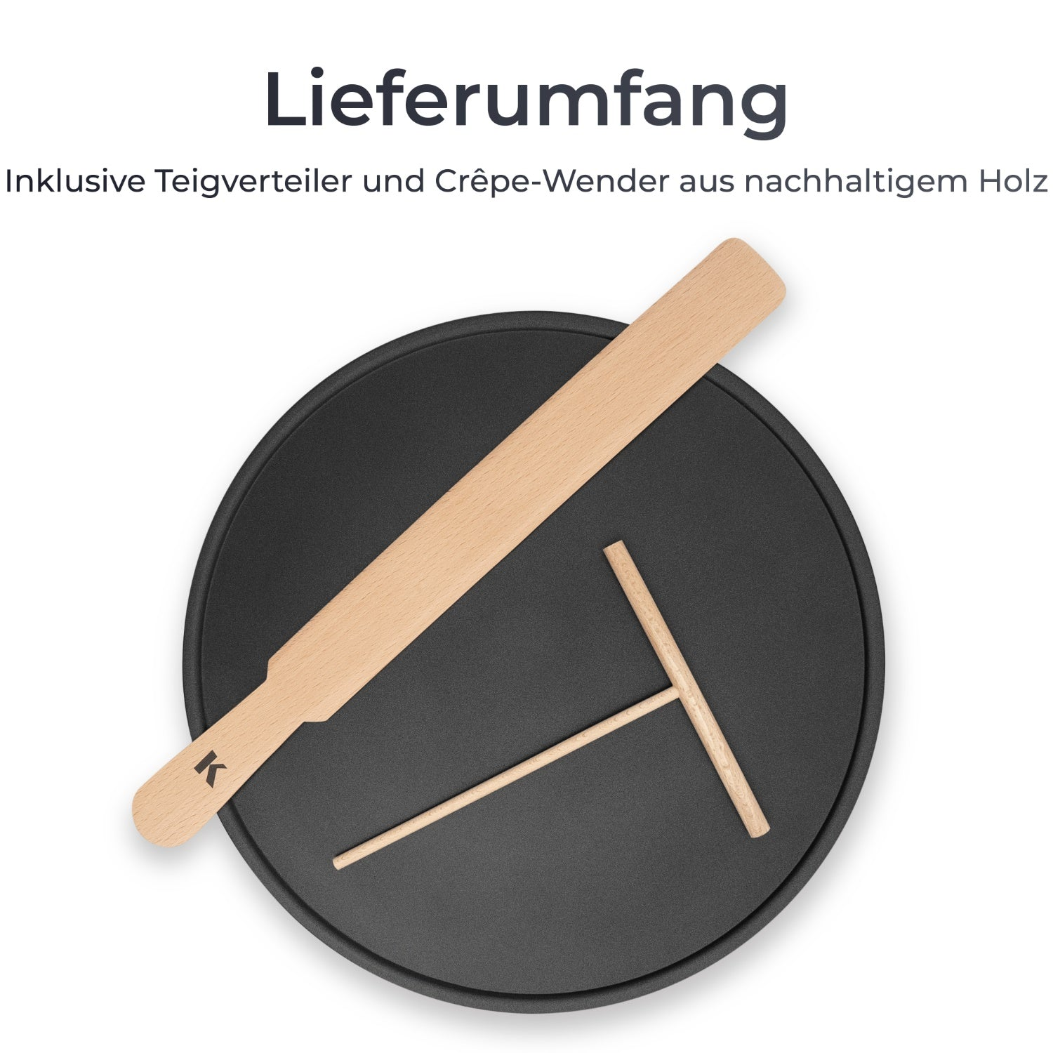 Eine schwarze Grillplatte mit zwei Holzwerkzeugen, einem langen und einem T-förmigen, auf weißem Untergrund.