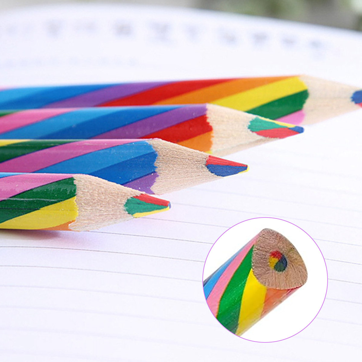 Nahaufnahme von Farbstiften mit Regenbogenstreifen. Detailansicht zeigt die Spitze eines Stifts.