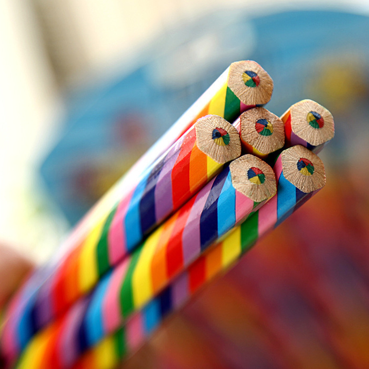Nahaufnahme von Regenbogenfarbenen Bleistiften, die farbigen Spitzen zeigend.
