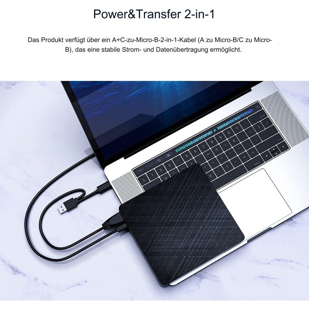 Laptop, der über ein USB-Kabel mit einem schwarzen Gerät verbunden ist. Deutscher Text: 'Power&Transfer 2-in-1'.