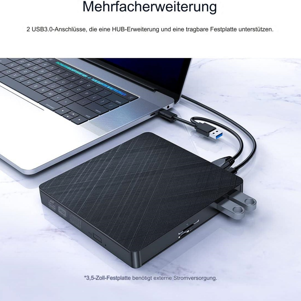 Laptop mit schwarzem Hub und USB-Laufwerken verbunden. Text auf Deutsch oben.