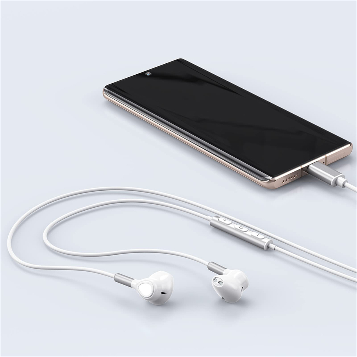 Weiße Kopfhörer, die mit einem Smartphone verbunden sind. Das Telefon ist schwarz mit einem weißen Ladekabel.