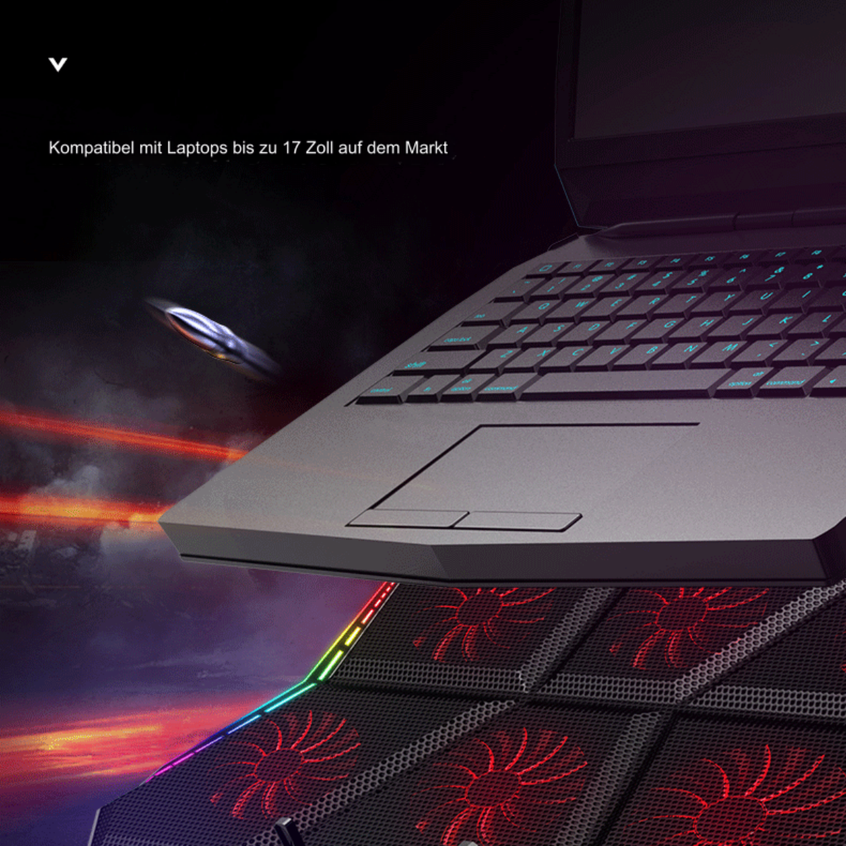 Laptop auf einem Kühlpad mit Lüftern, blauen Tastaturleuchten und dunklem Hintergrund.