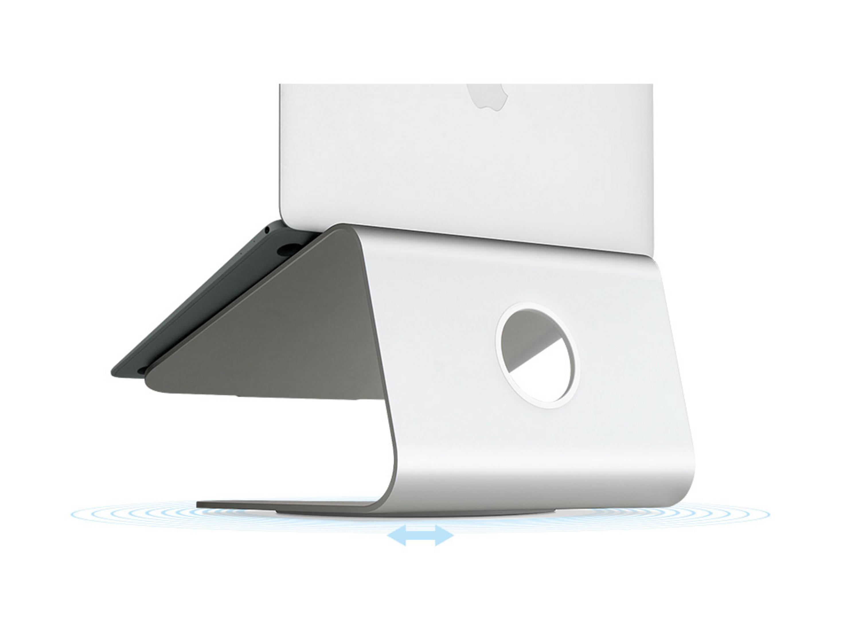 Silberner Laptopständer mit einem darauf platzierten Laptop. Weißer Hintergrund.