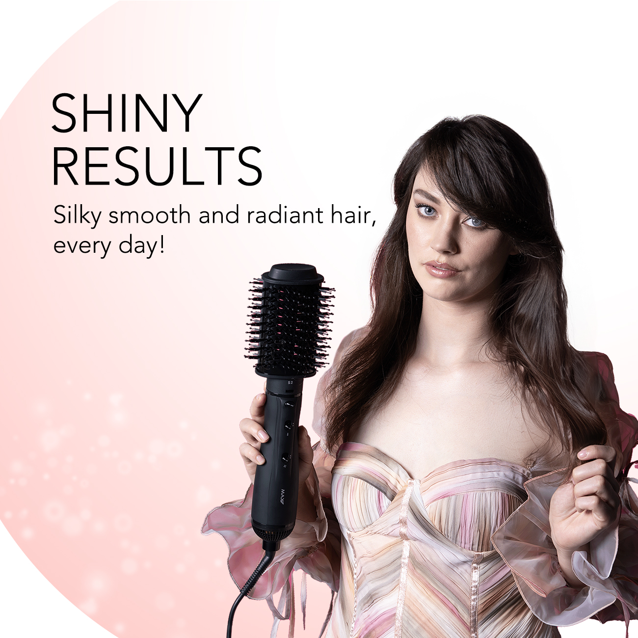 Frau hält eine Haarbürste. Produkttext lautet 'Shiny Results'.