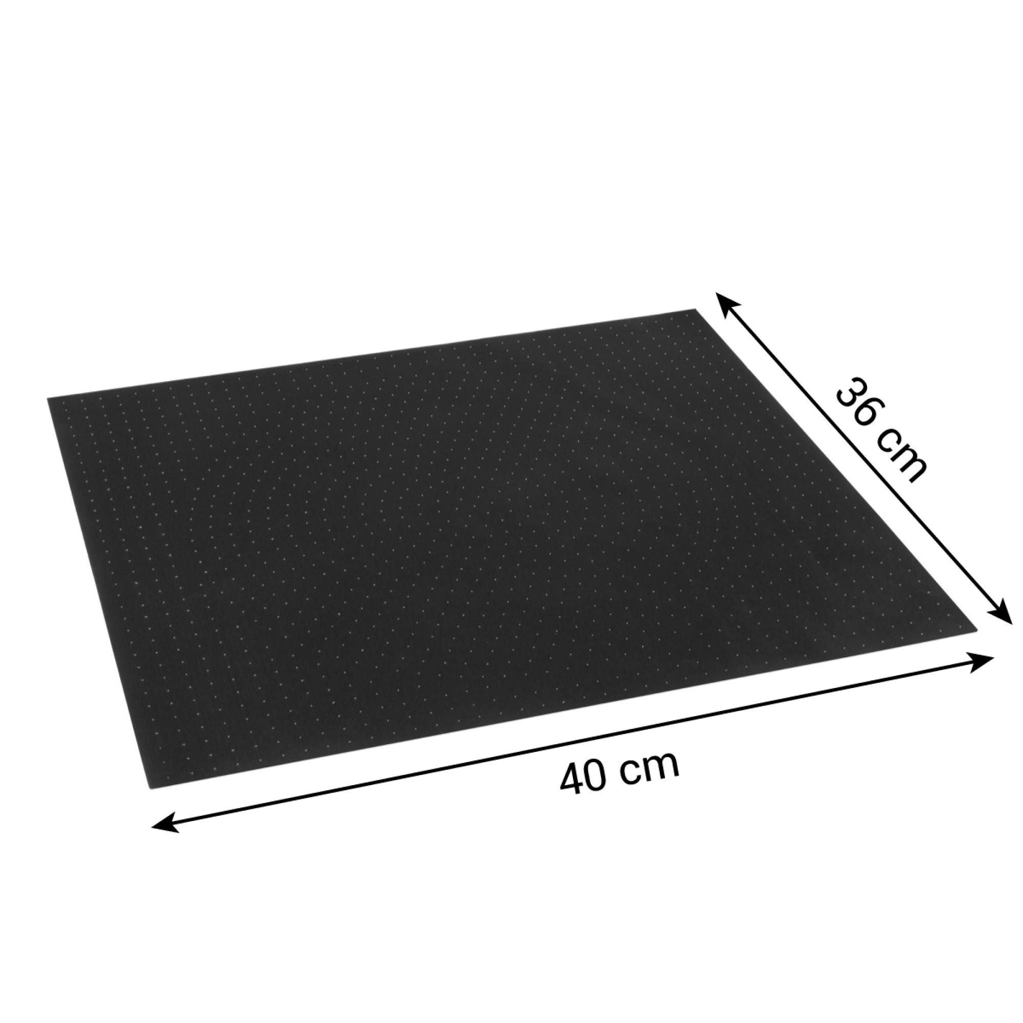 Schwarze Gummimatte mit kleinen Löchern. Die Matte ist rechteckig. Abmessungen 36x40cm, weißer Hintergrund.