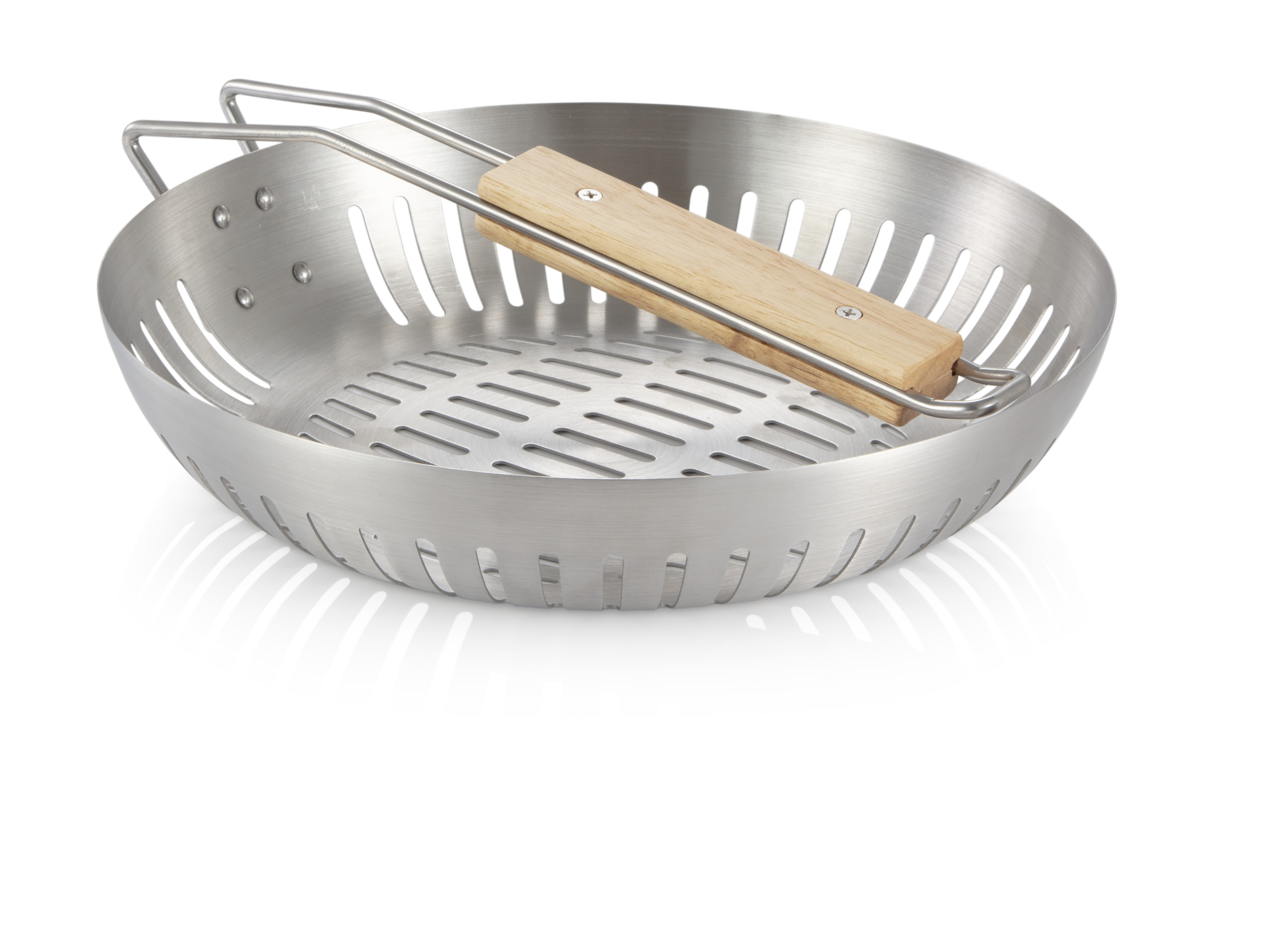Silberner Kochkorb mit Holzgriff. Perforiertes Design. Weißer Hintergrund, leichte Reflexion.