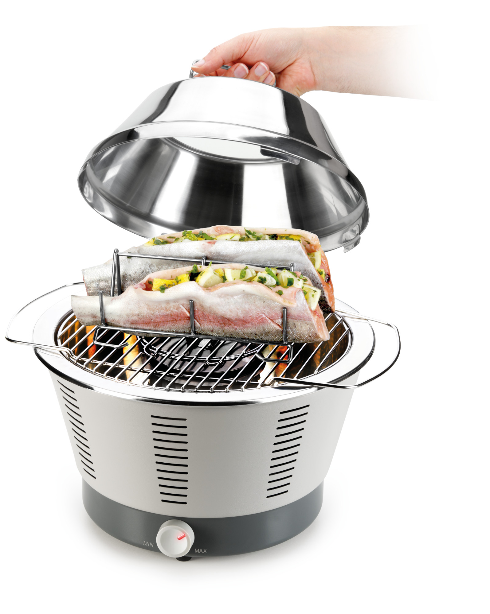 Grillgerät mit Fisch auf dem Grill, Deckel wird von Hand angehoben, weißer Hintergrund.