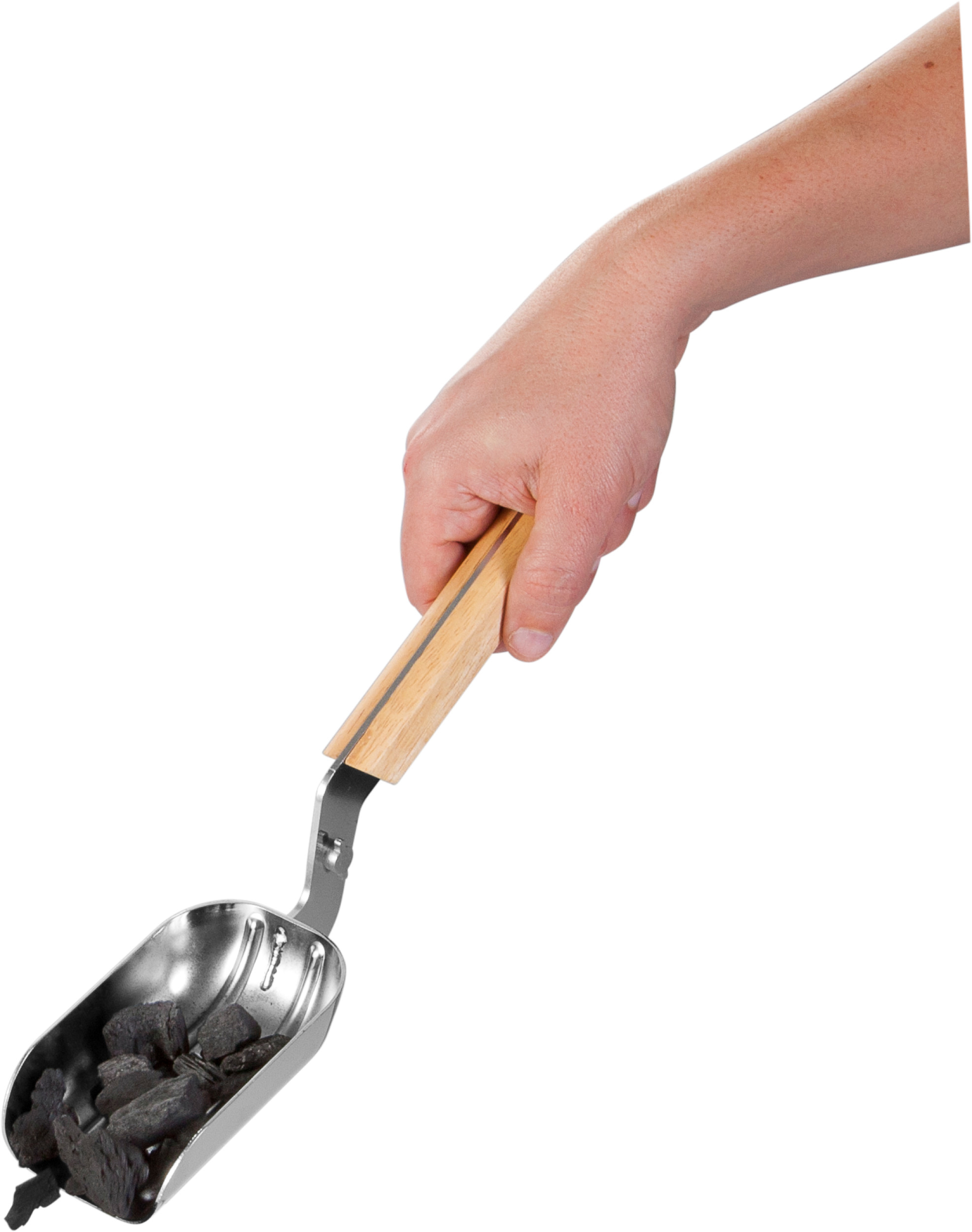 Hand, die eine Metallschaufel mit Holzkohle hält, isoliert vor weißem Hintergrund.